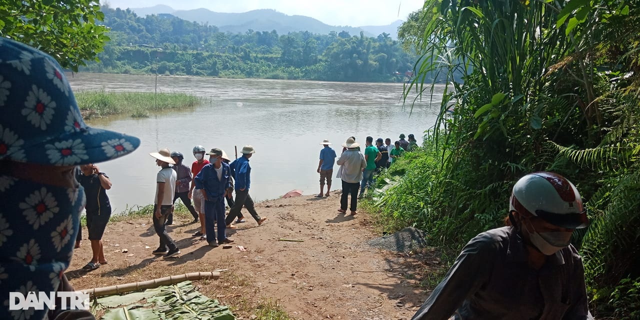 Chạy xe đạp qua ngầm tràn, bị lũ cuốn trôi ra sông Hồng - 2