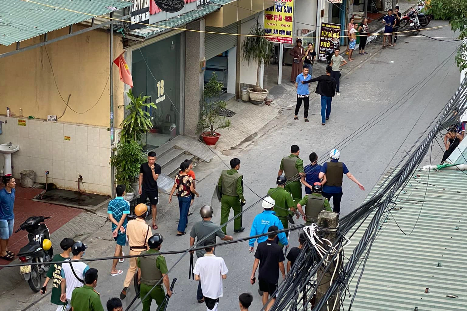 Nam thanh niên nghi ngáo đá cầm hung khí gây náo loạn đường phố - 2