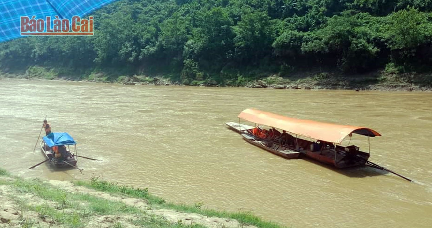 Lật thuyền ở Lào Cai, 4 người mất tích, một cháu bé thiệt mạng - 1