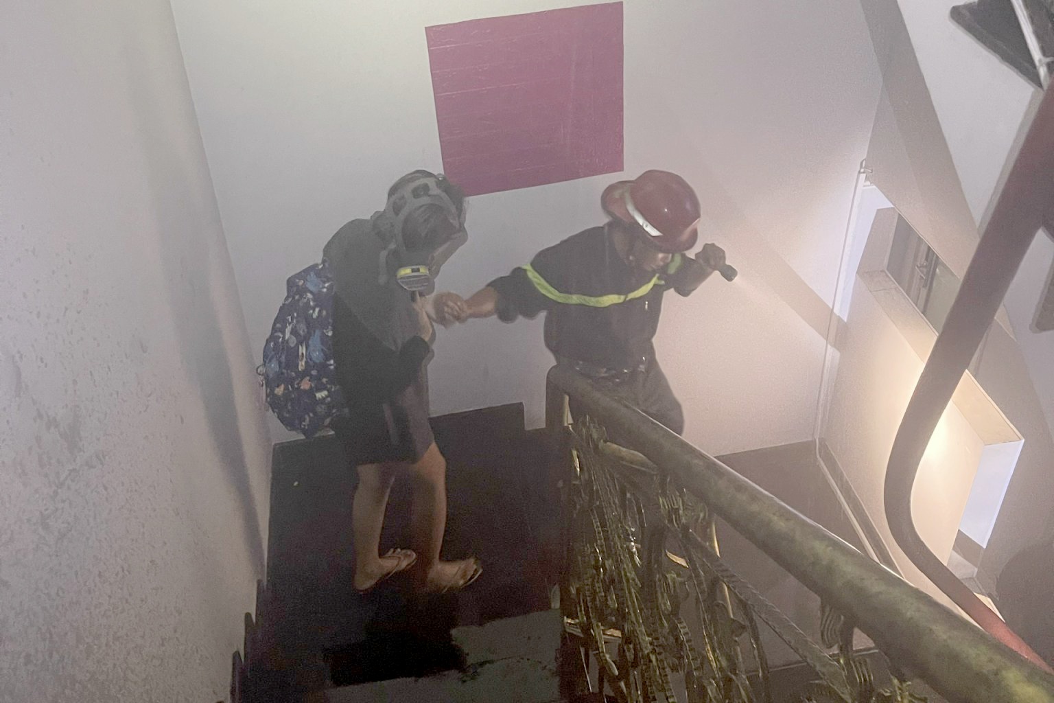 TPHCM: Cảnh sát giải cứu nhiều người trong nhà cao tầng bốc cháy - 2