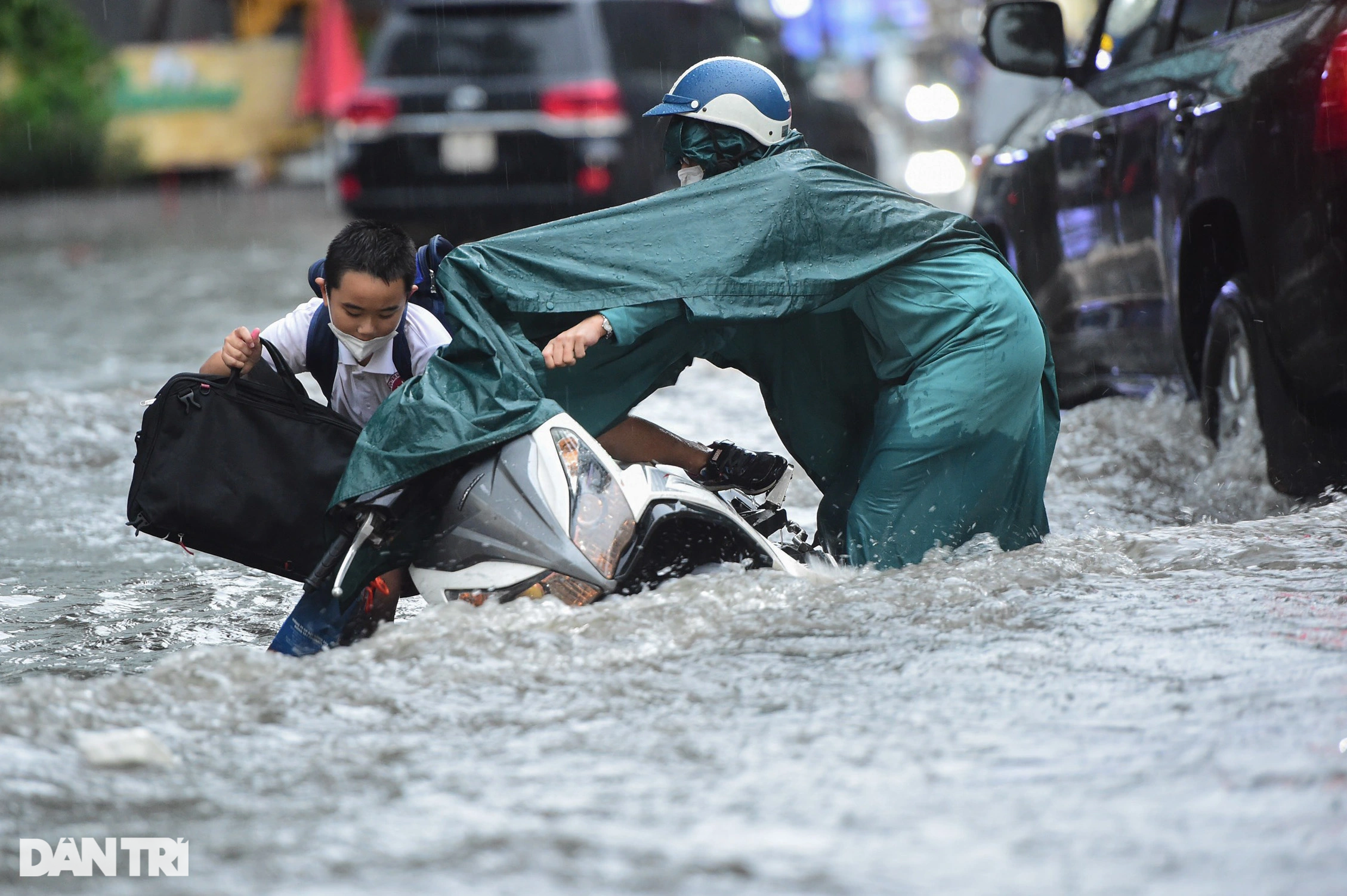 Nhiều người ngã nhào trên đường ngập trong cơn mưa lớn kéo dài ở TPHCM - 1