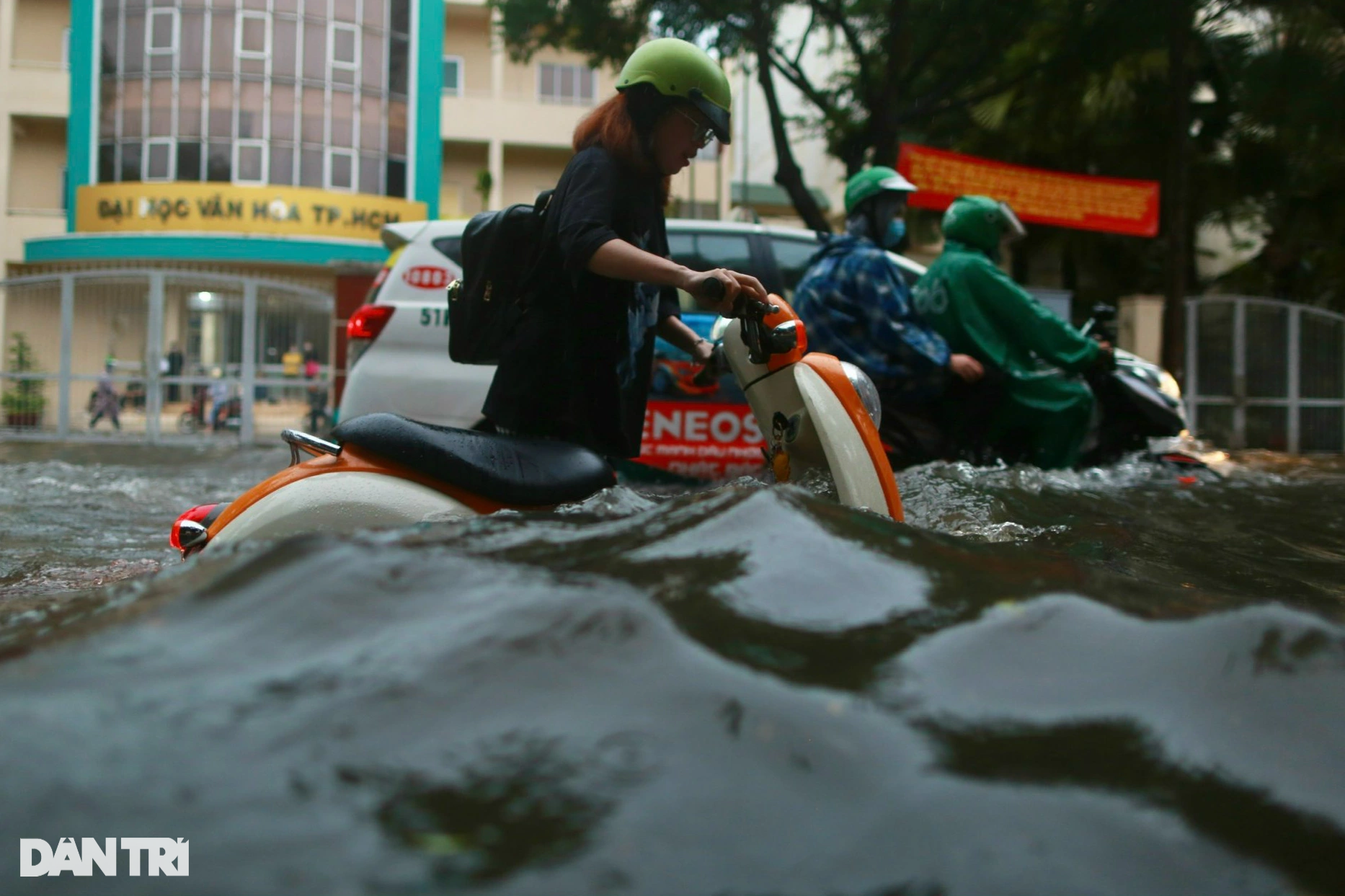 Nhiều người ngã nhào trên đường ngập trong cơn mưa lớn kéo dài ở TPHCM - 6