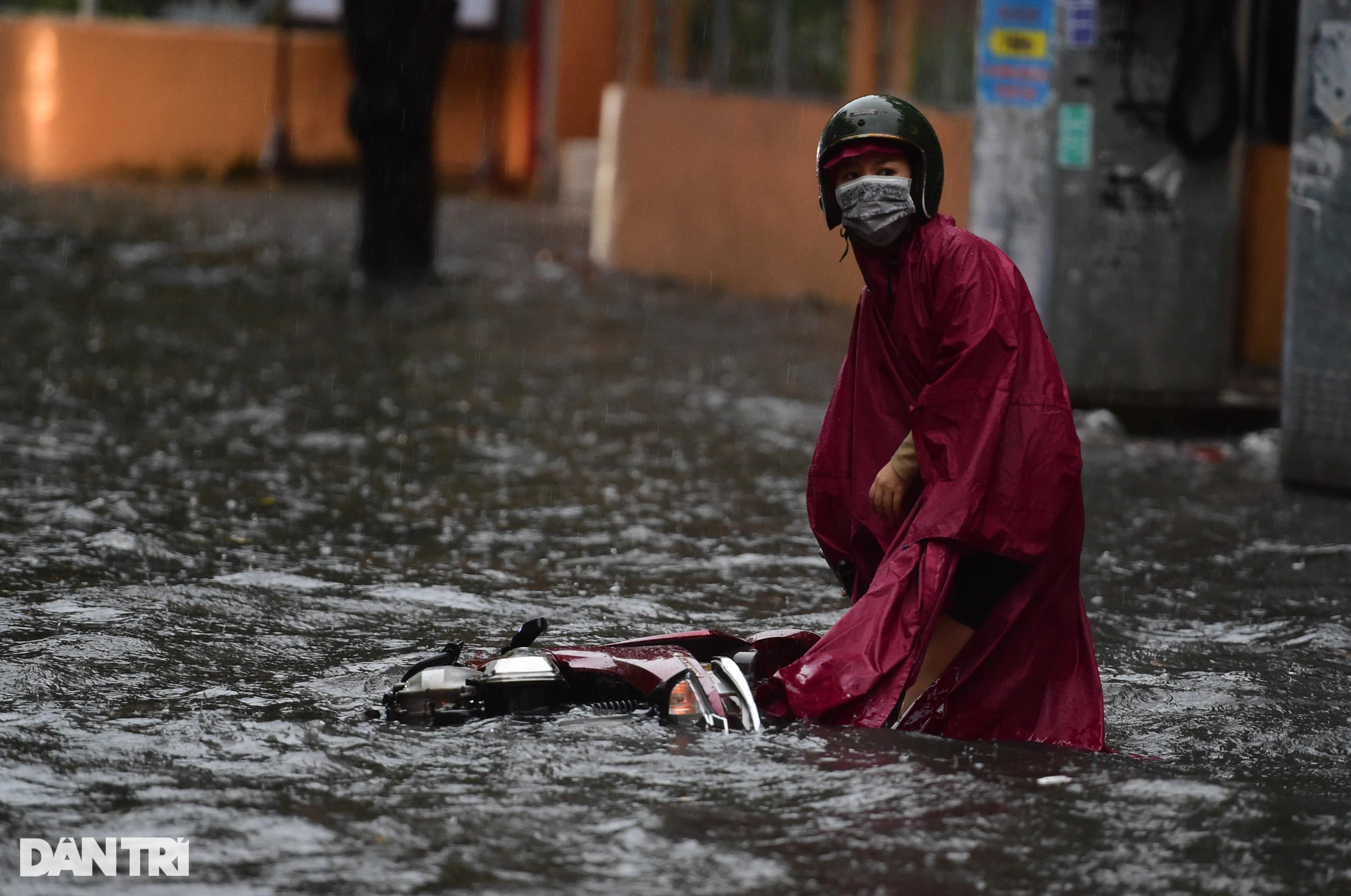 Nhiều người ngã nhào trên đường ngập trong cơn mưa lớn kéo dài ở TPHCM - 2