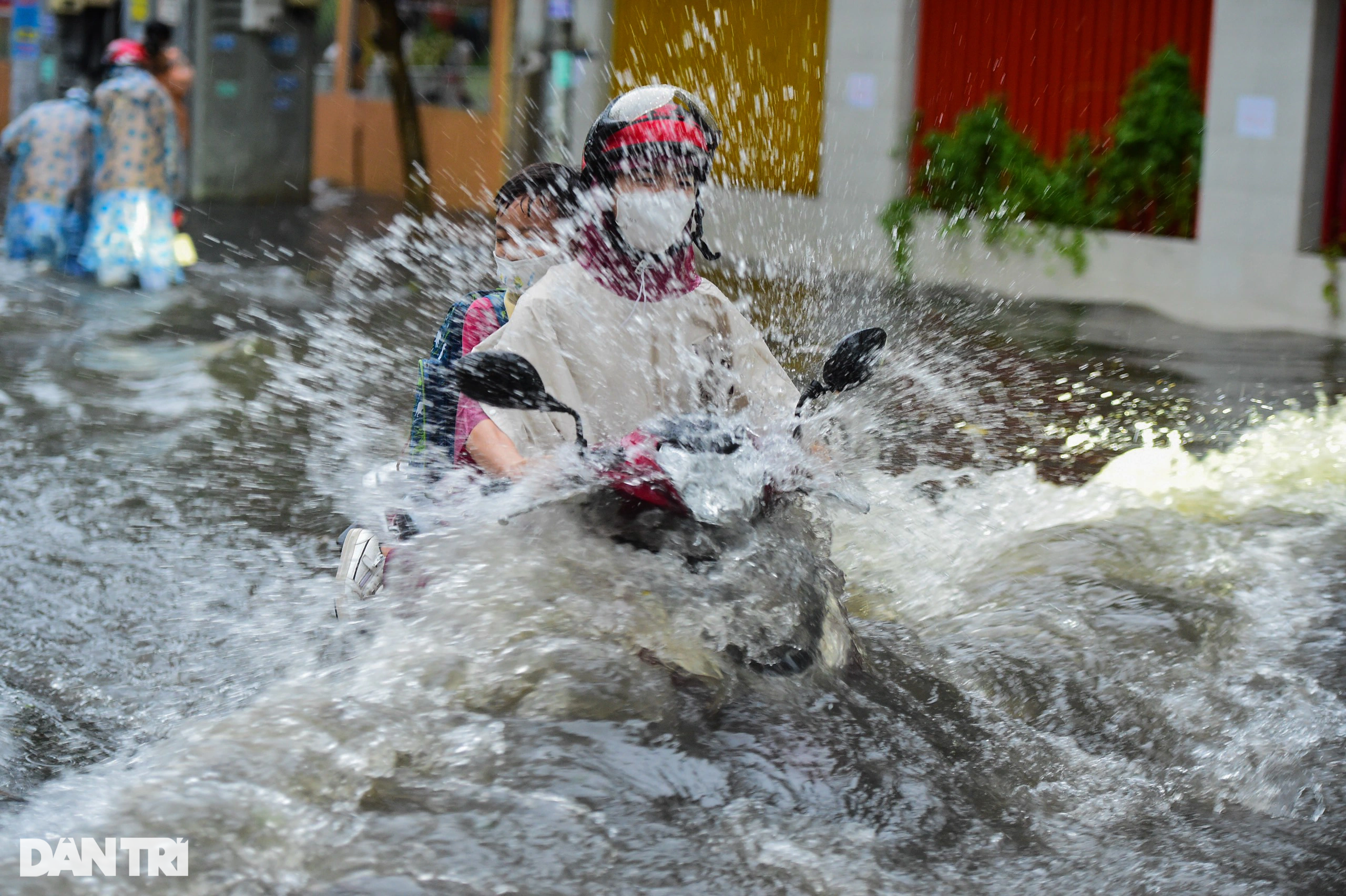 Nhiều người ngã nhào trên đường ngập trong cơn mưa lớn kéo dài ở TPHCM - 3