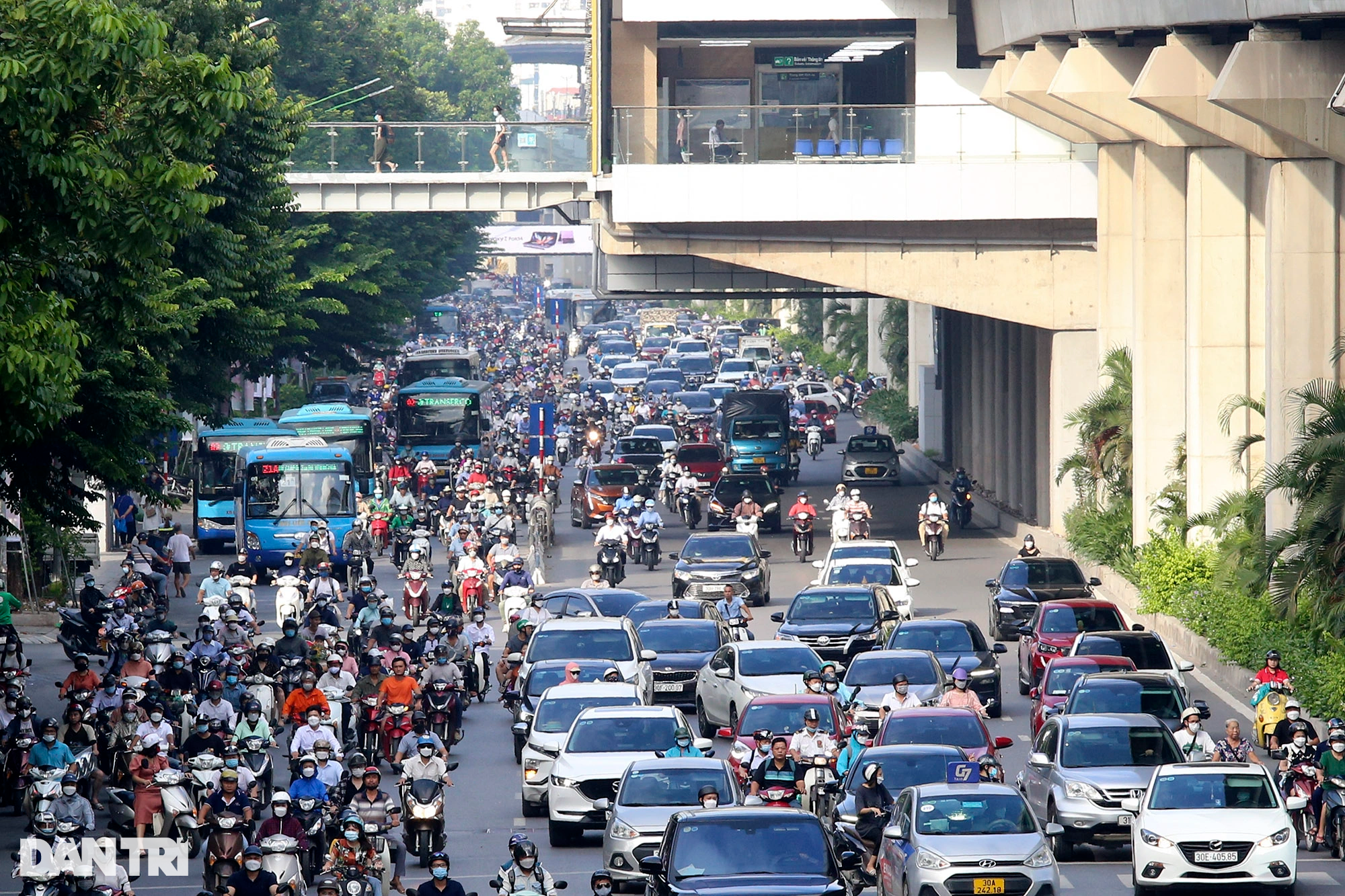 Gặp nhiều bất cập, đường Nguyễn Trãi có thông thoáng hơn sau khi phân làn? - 8