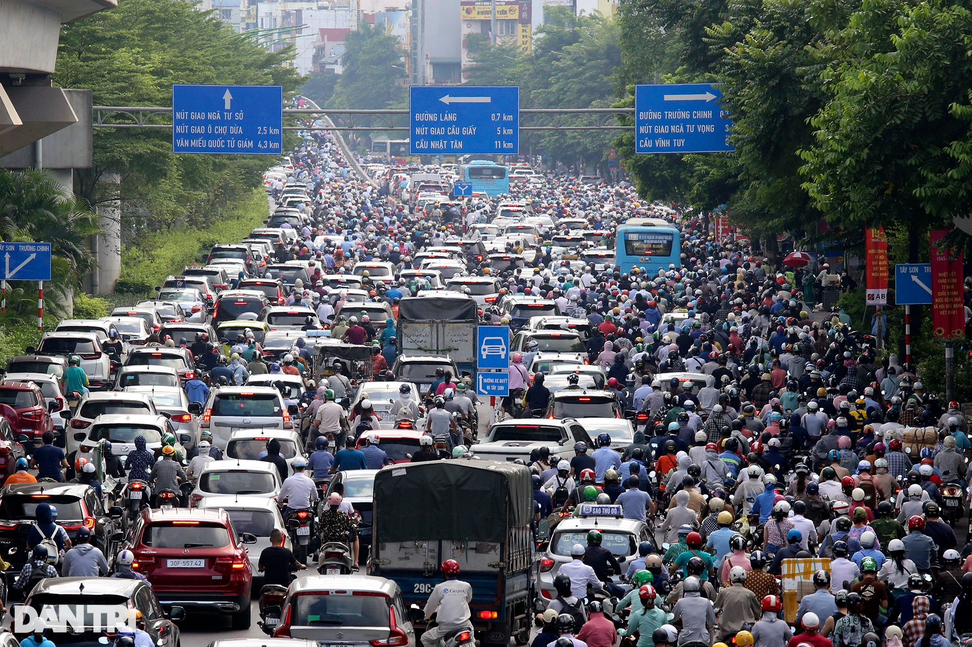 Gặp nhiều bất cập, đường Nguyễn Trãi có thông thoáng hơn sau khi phân làn? - 13