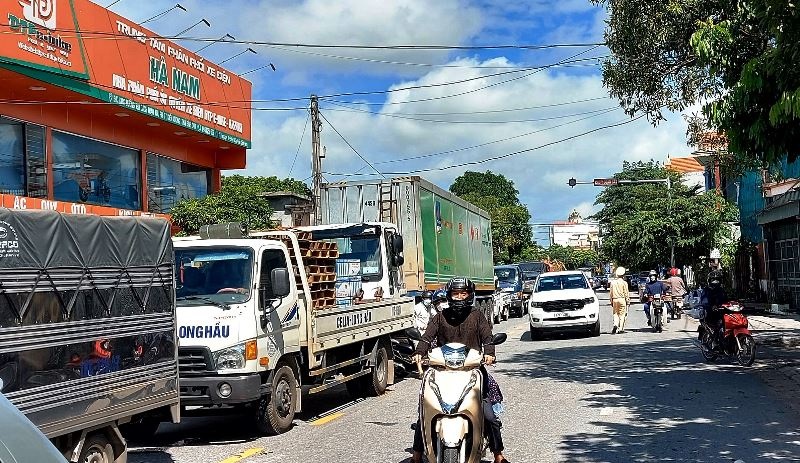 Tài xế phản đối trạm BOT Kiến Xương, quốc lộ tắc nghẽn suốt nhiều giờ - 2 Tài xế phản đối trạm BOT Kiến Xương, quốc lộ tắc nghẽn suốt nhiều giờ - 2
