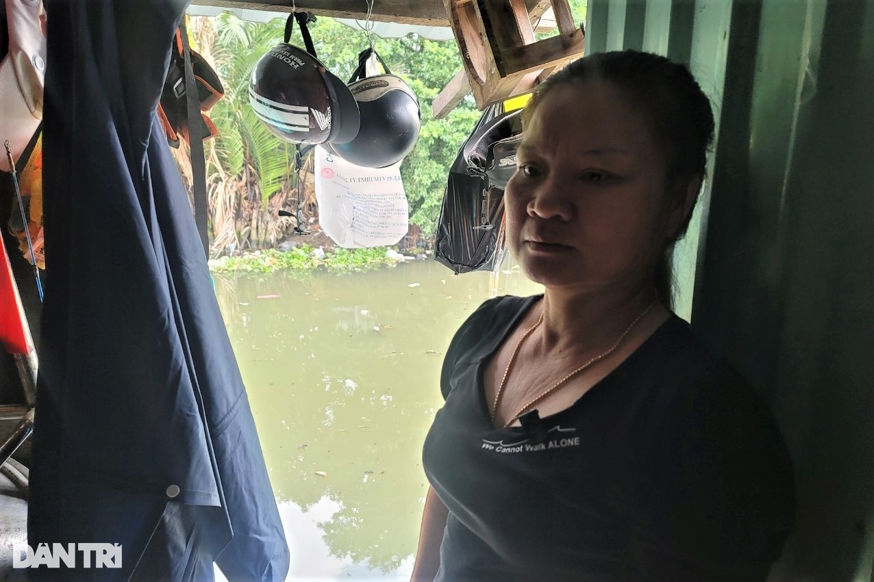 Sống trong ô nhiễm ở TPHCM: Nhà thủng không muốn sửa, đi ngủ phải xoa dầu - 3 Sống trong ô nhiễm ở TPHCM: Nhà thủng không muốn sửa, đi ngủ phải xoa dầu - 3