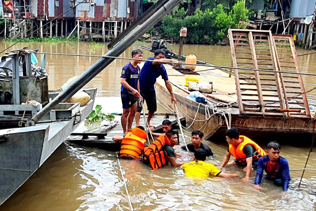 Người đàn ông tử nạn khi đang chở gỗ dựng nhà từ thiện - 1