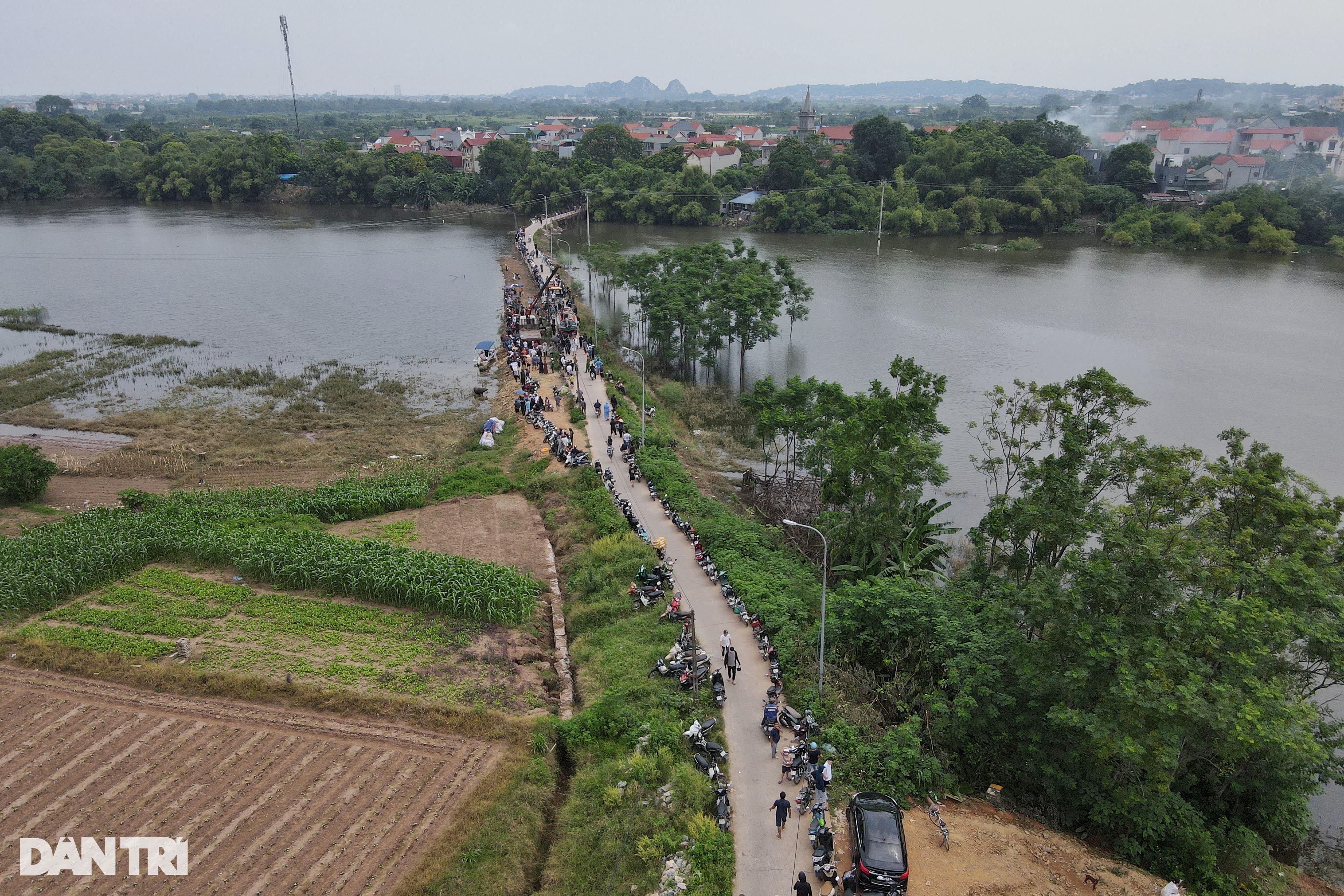 Hàng trăm người đứng kín bờ sông tìm cô gái Hà Nội mất tích hơn một tháng - 1