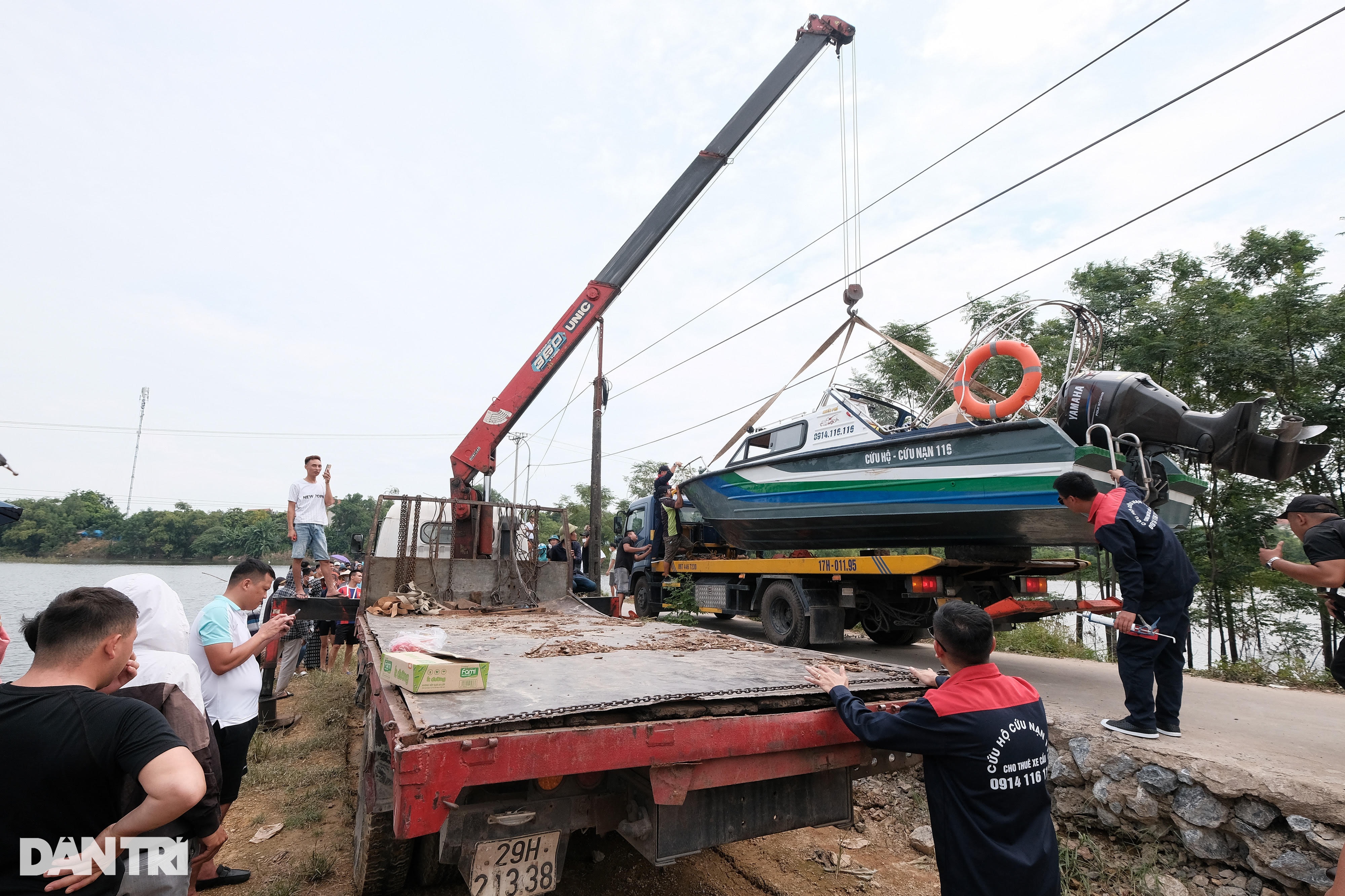 Hàng trăm người đứng kín bờ sông tìm cô gái Hà Nội mất tích hơn một tháng - 3 Hàng trăm người đứng kín bờ sông tìm cô gái Hà Nội mất tích hơn một tháng - 3
