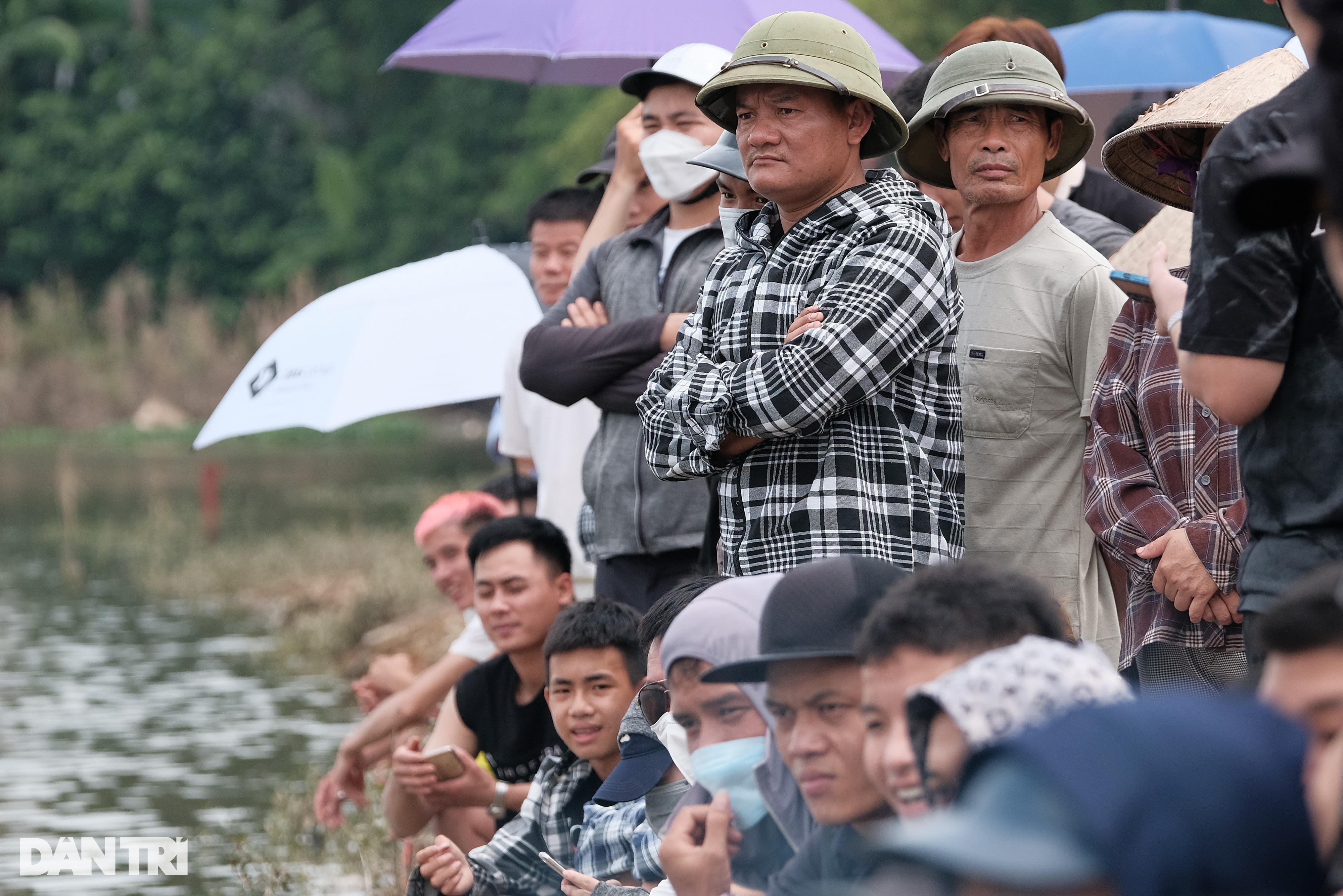 Hàng trăm người đứng kín bờ sông tìm cô gái Hà Nội mất tích hơn một tháng - 8 Hàng trăm người đứng kín bờ sông tìm cô gái Hà Nội mất tích hơn một tháng - 8