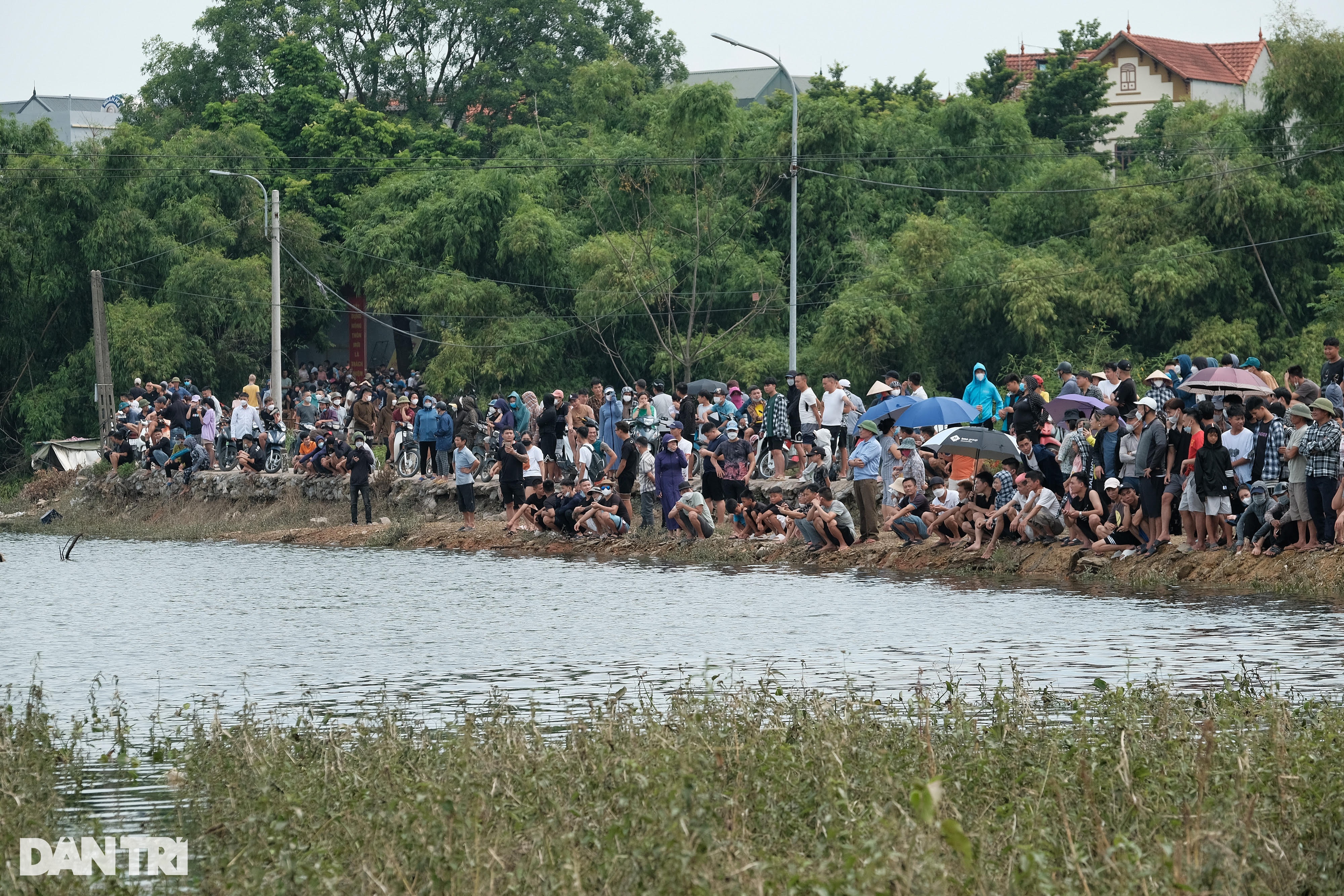 Hàng trăm người đứng kín bờ sông tìm cô gái Hà Nội mất tích hơn một tháng - 6 Hàng trăm người đứng kín bờ sông tìm cô gái Hà Nội mất tích hơn một tháng - 6