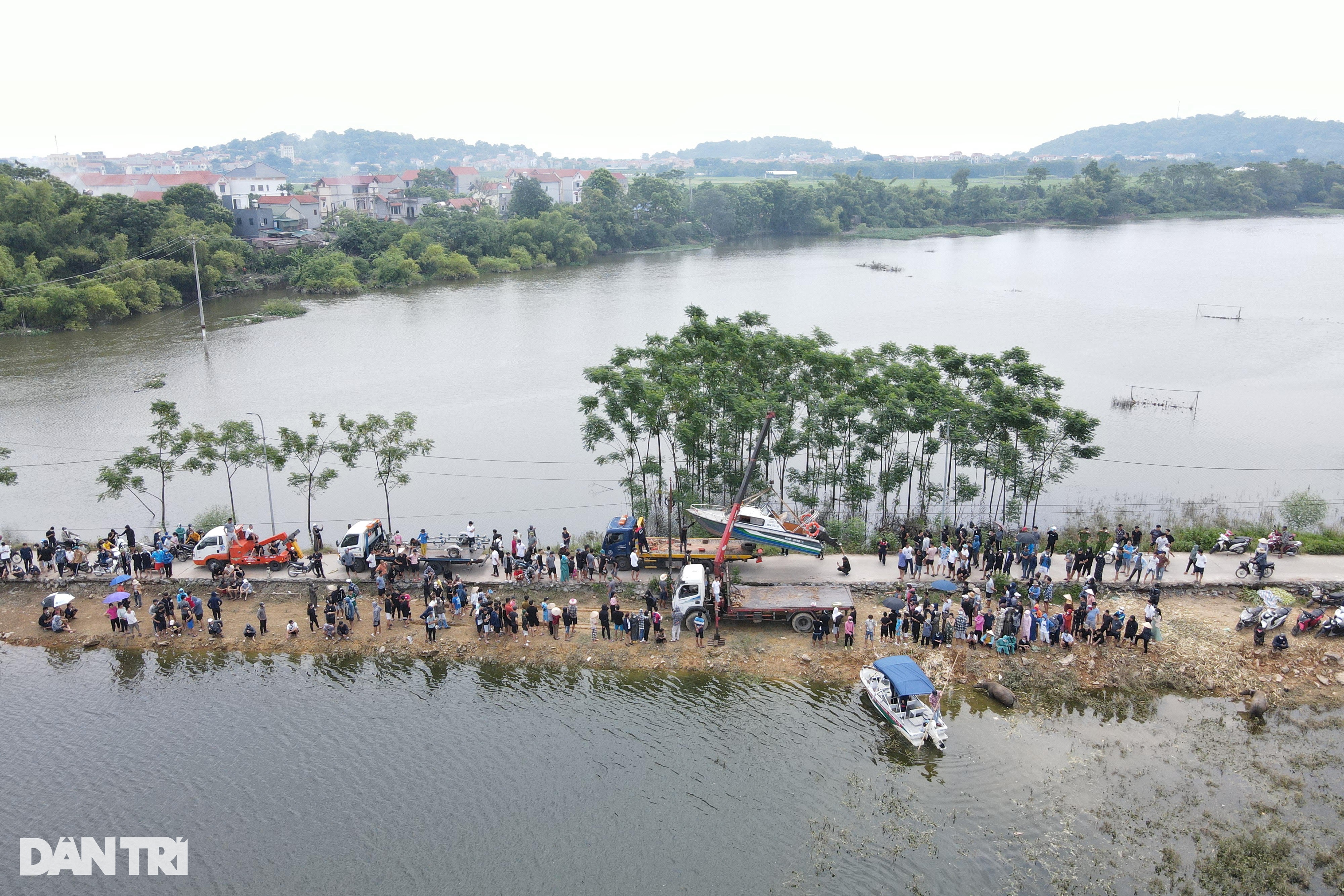 Hàng trăm người đứng kín bờ sông tìm cô gái Hà Nội mất tích hơn một tháng - 2