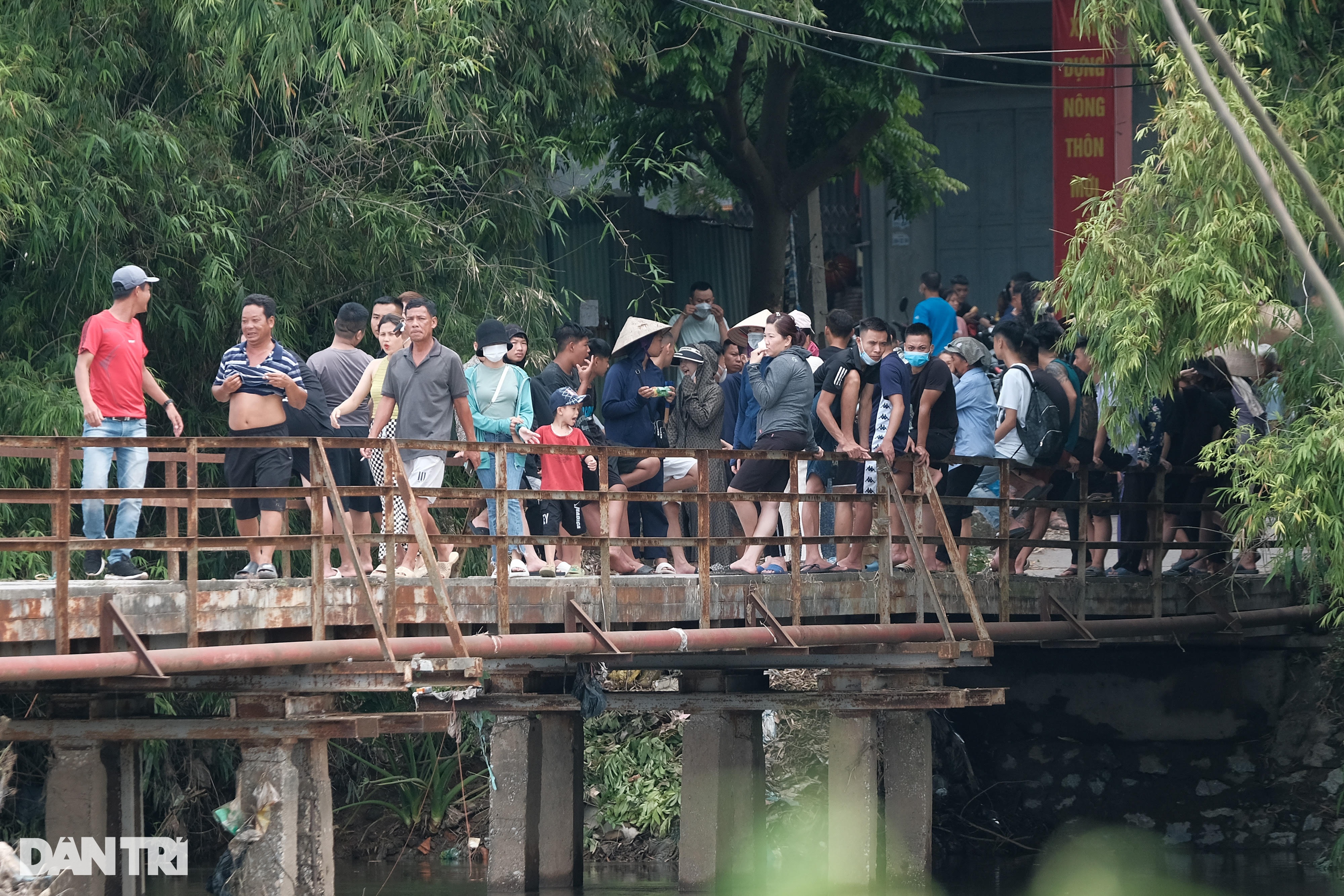 Hàng trăm người đứng kín bờ sông tìm cô gái Hà Nội mất tích hơn một tháng - 5