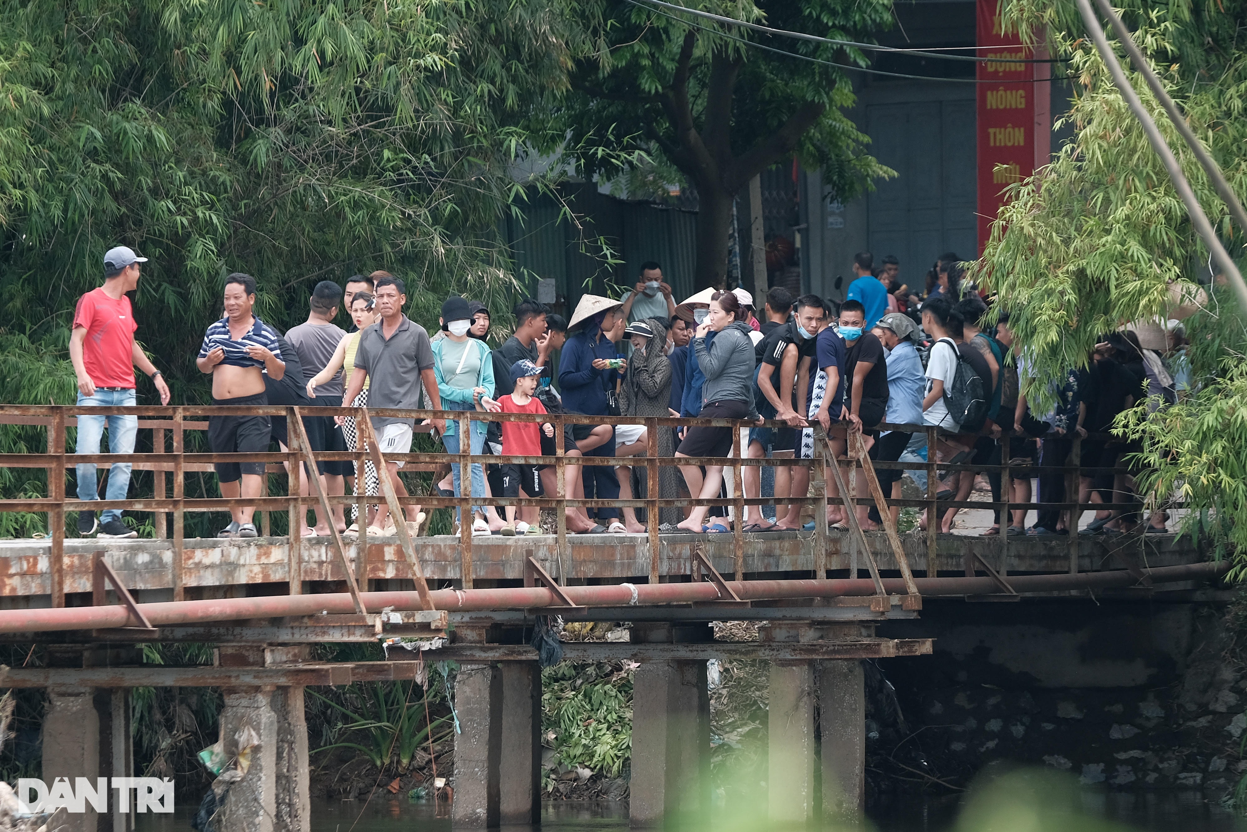 Hàng trăm người đứng kín bờ sông tìm cô gái Hà Nội mất tích hơn một tháng - 5 Hàng trăm người đứng kín bờ sông tìm cô gái Hà Nội mất tích hơn một tháng - 5