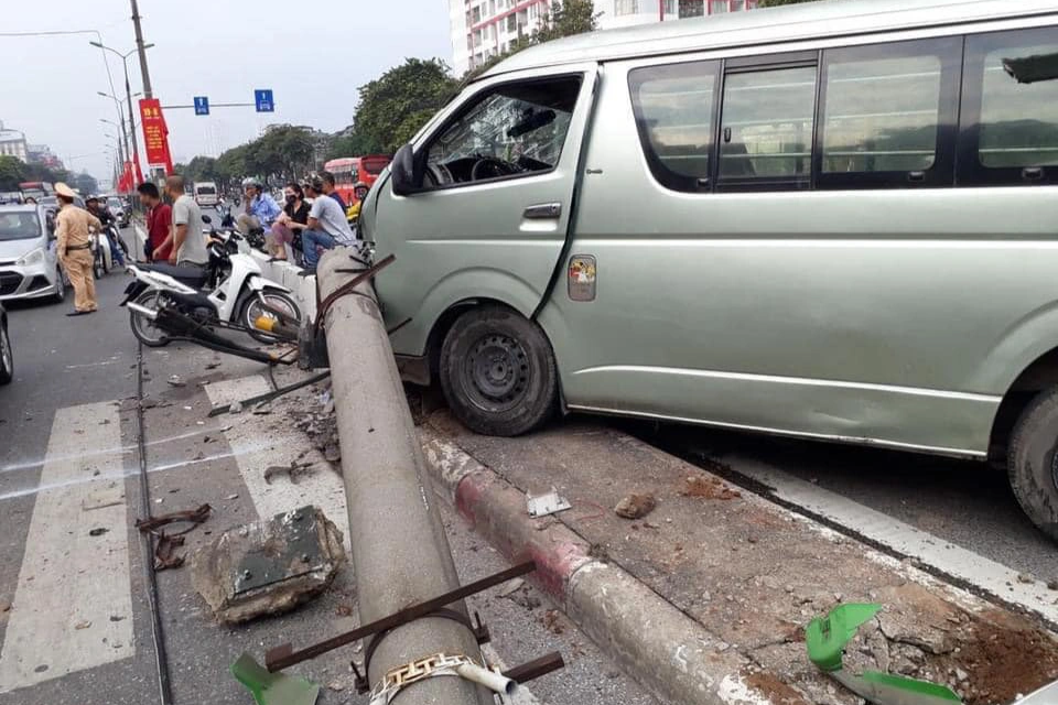 Ô tô tông dải phân cách, húc đổ cột đèn trên đường Hà Nội - 1