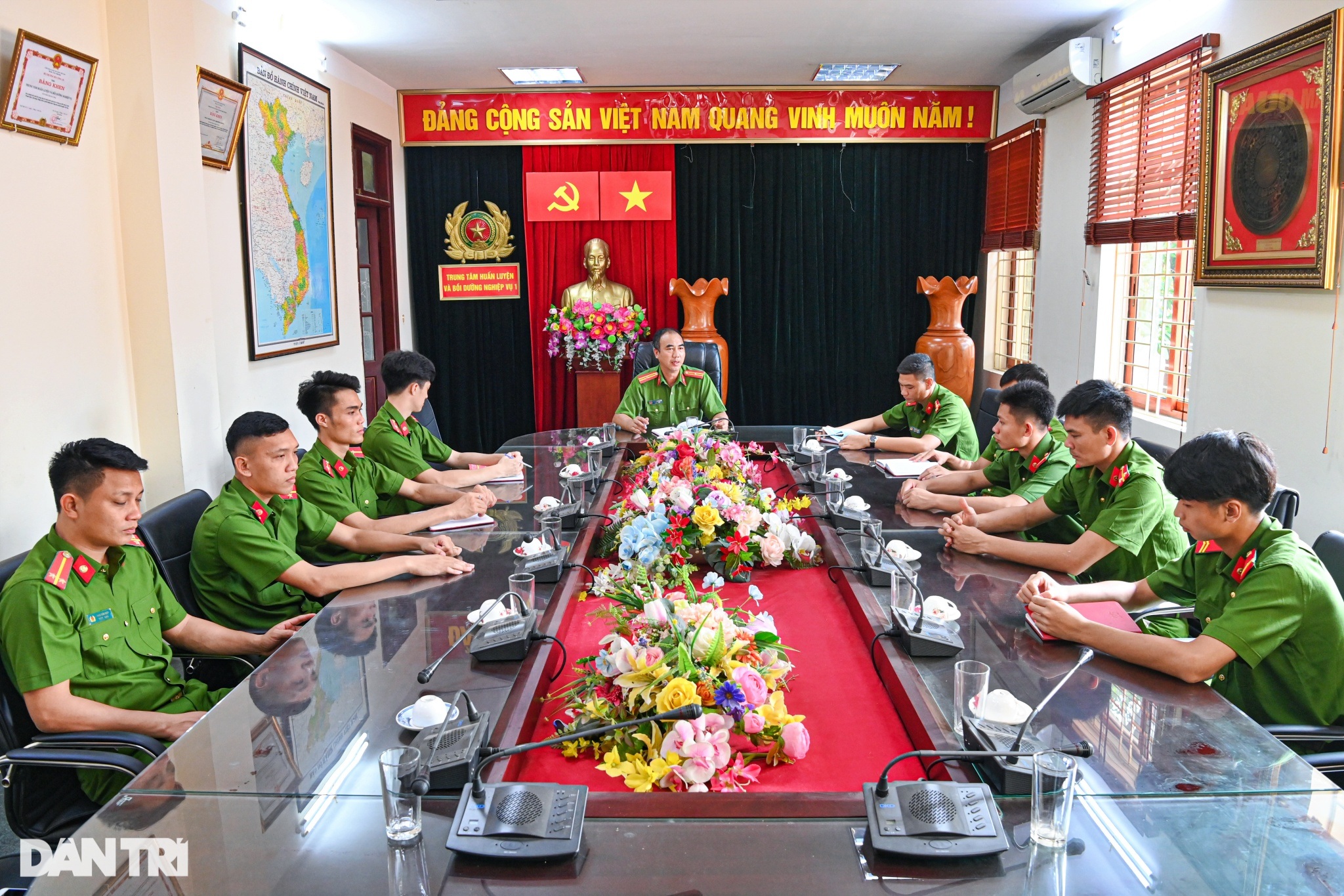 Nam thần bóng chuyền trong màu áo Cảnh sát cơ động - 8 Nam thần bóng chuyền trong màu áo Cảnh sát cơ động - 8