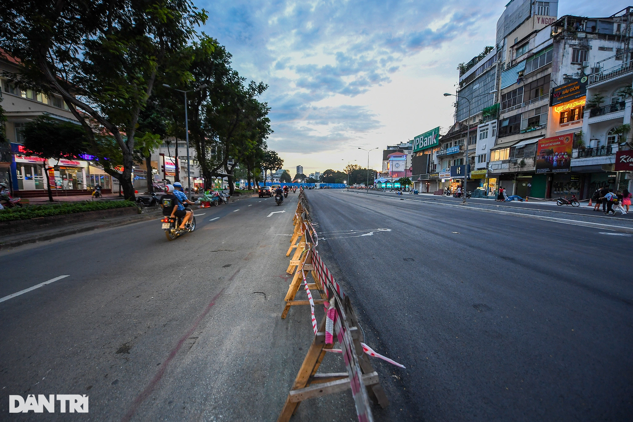 Người dân TPHCM phấn khởi khi lô cốt án ngữ 6 năm trên đường Lê Lợi tháo dỡ - 8