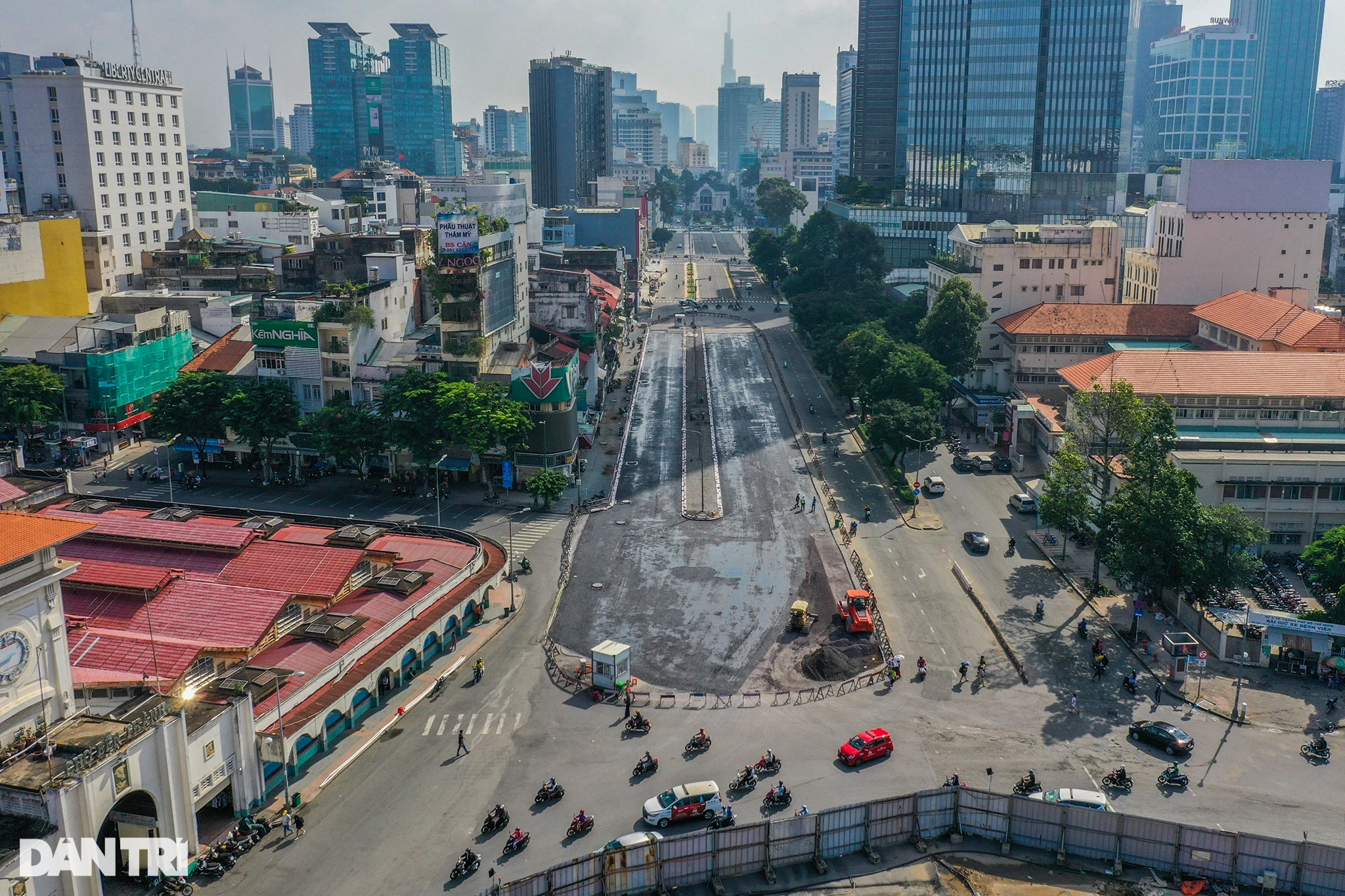 Người dân TPHCM phấn khởi khi lô cốt án ngữ 6 năm trên đường Lê Lợi tháo dỡ - 1