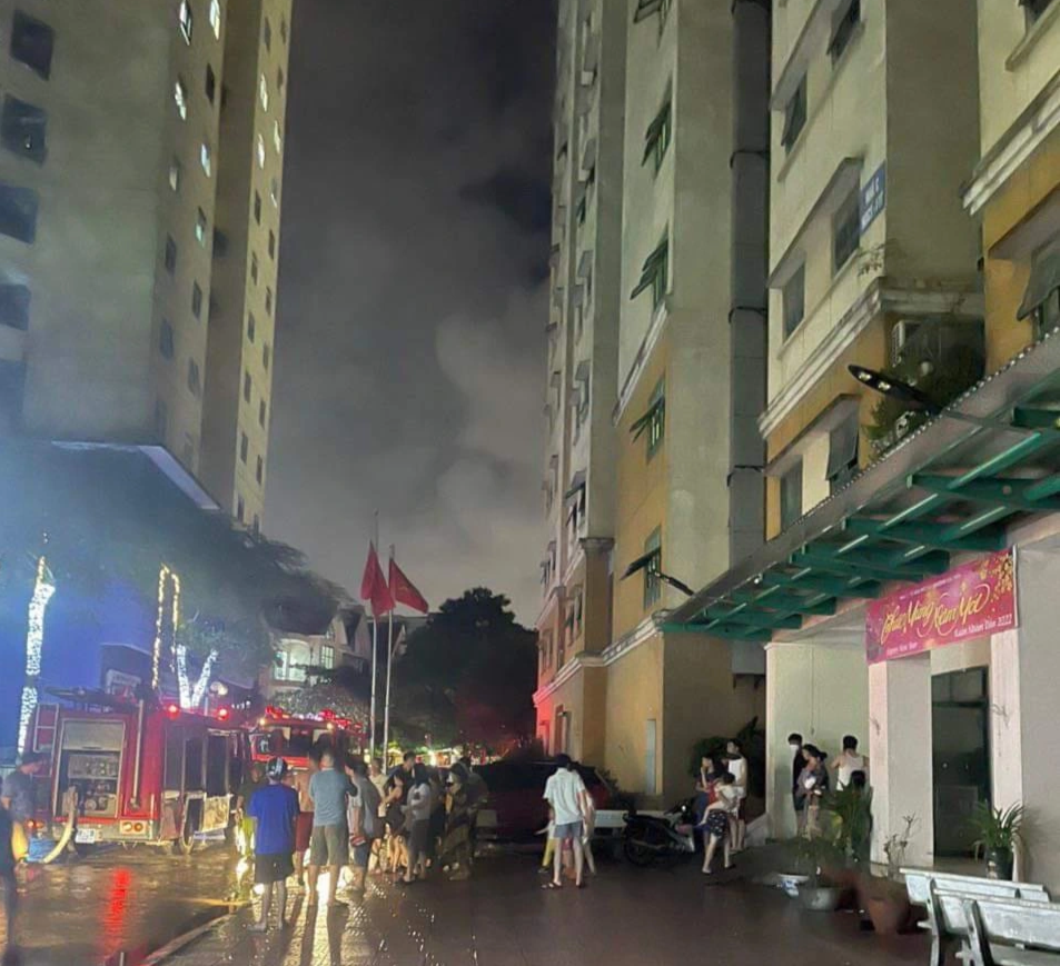 Giải cứu 7 người trong vụ cháy chung cư 13 tầng ở Hà Nội - 2