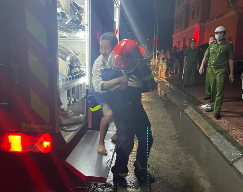 Giải cứu 7 người trong vụ cháy chung cư 13 tầng ở Hà Nội - 4
