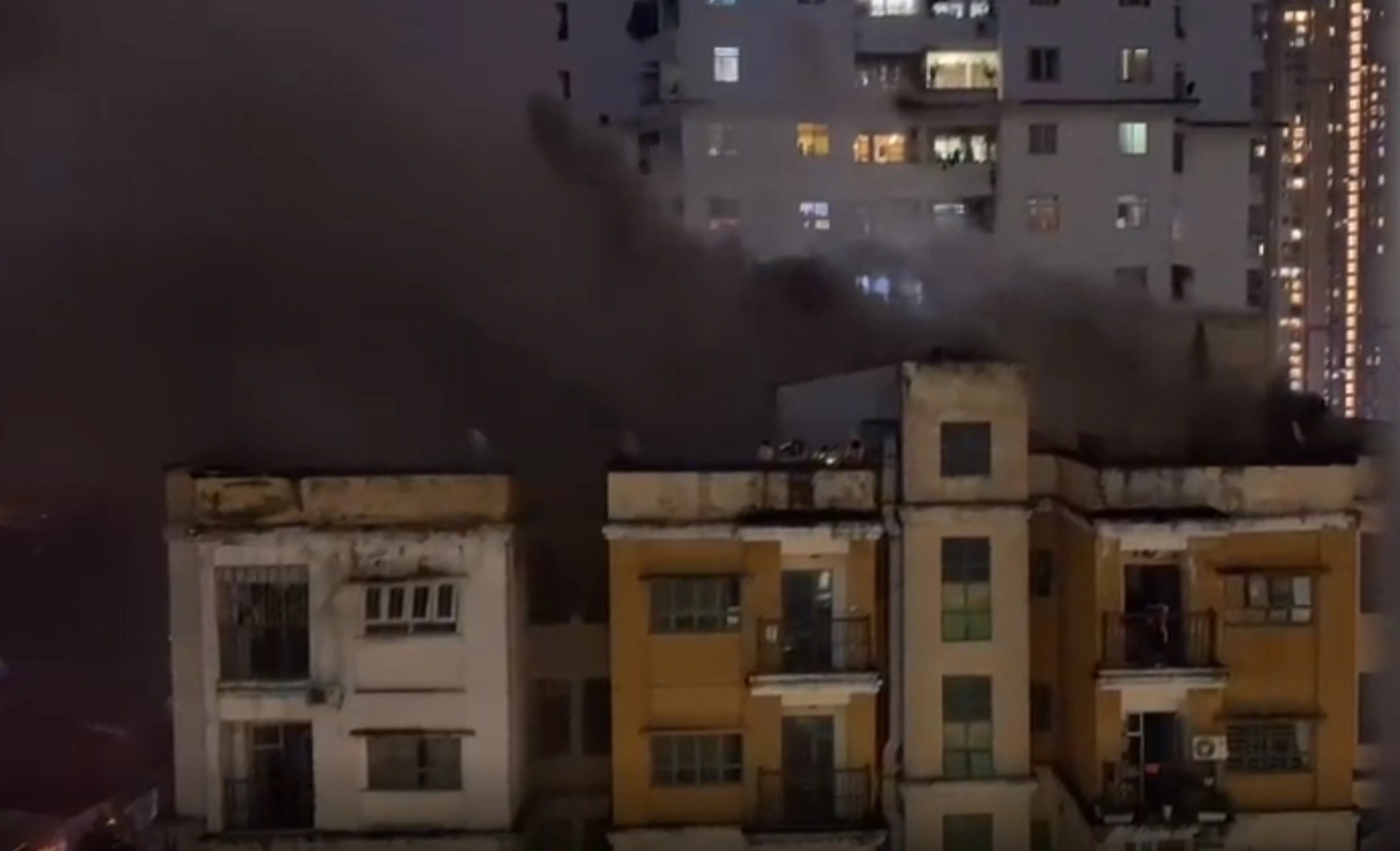 Giải cứu 7 người trong vụ cháy chung cư 13 tầng ở Hà Nội - 3