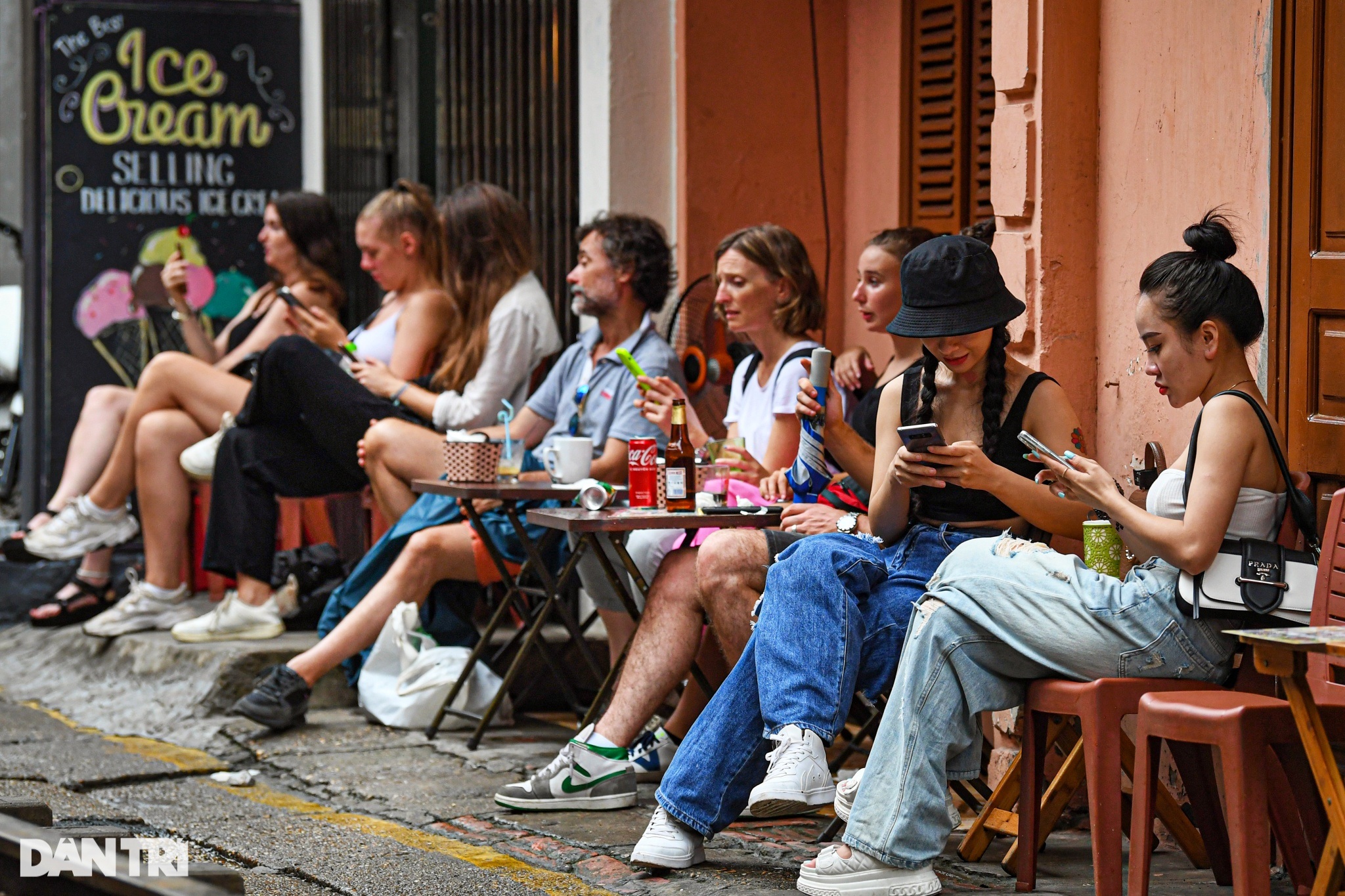 View - Phố cà phê đường tàu ở Hà Nội nhộn nhịp khách Tây, đông kín ngày cuối tuần | Báo Dân trí