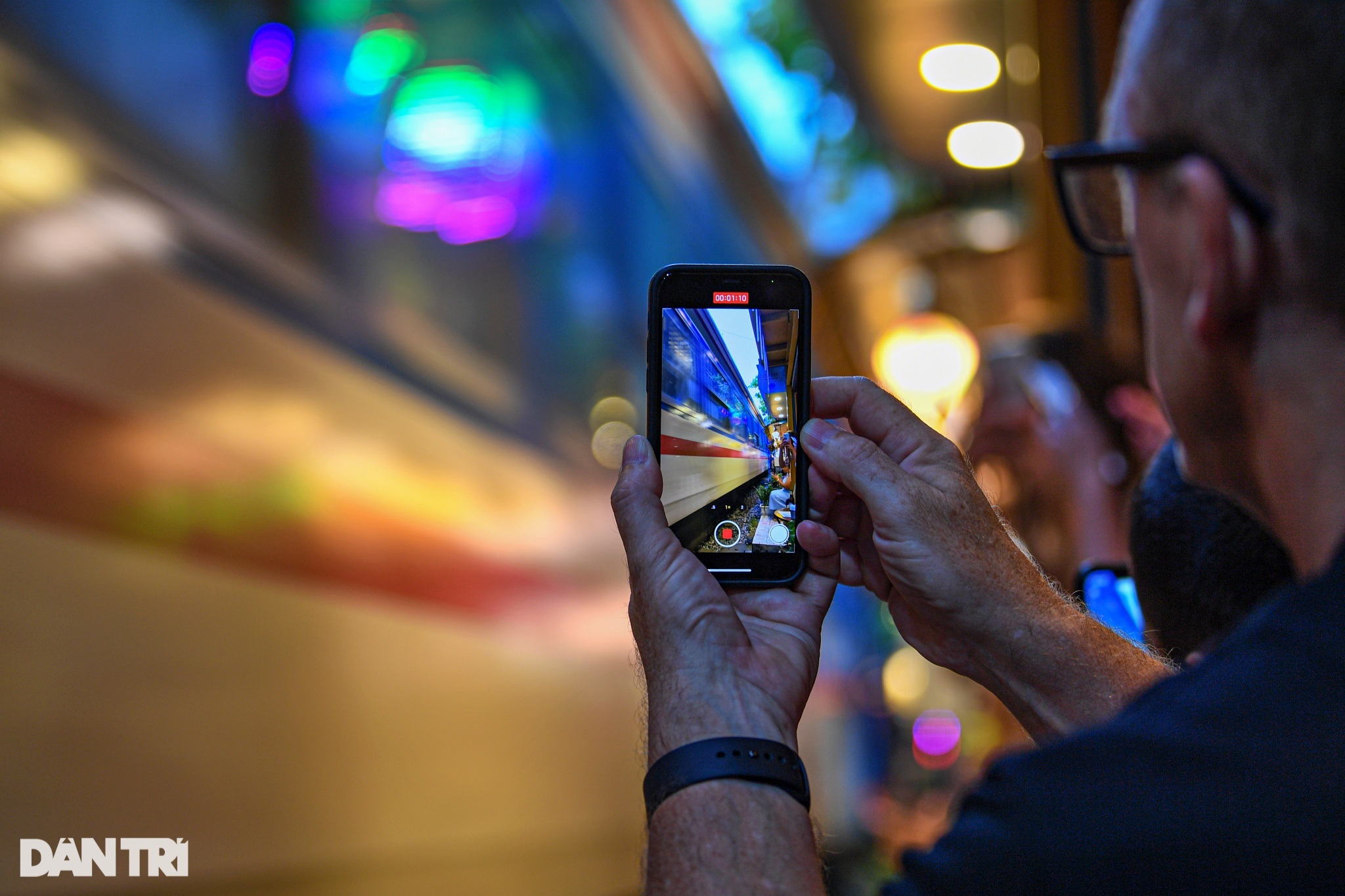 View - Phố cà phê đường tàu ở Hà Nội nhộn nhịp khách Tây, đông kín ngày cuối tuần | Báo Dân trí