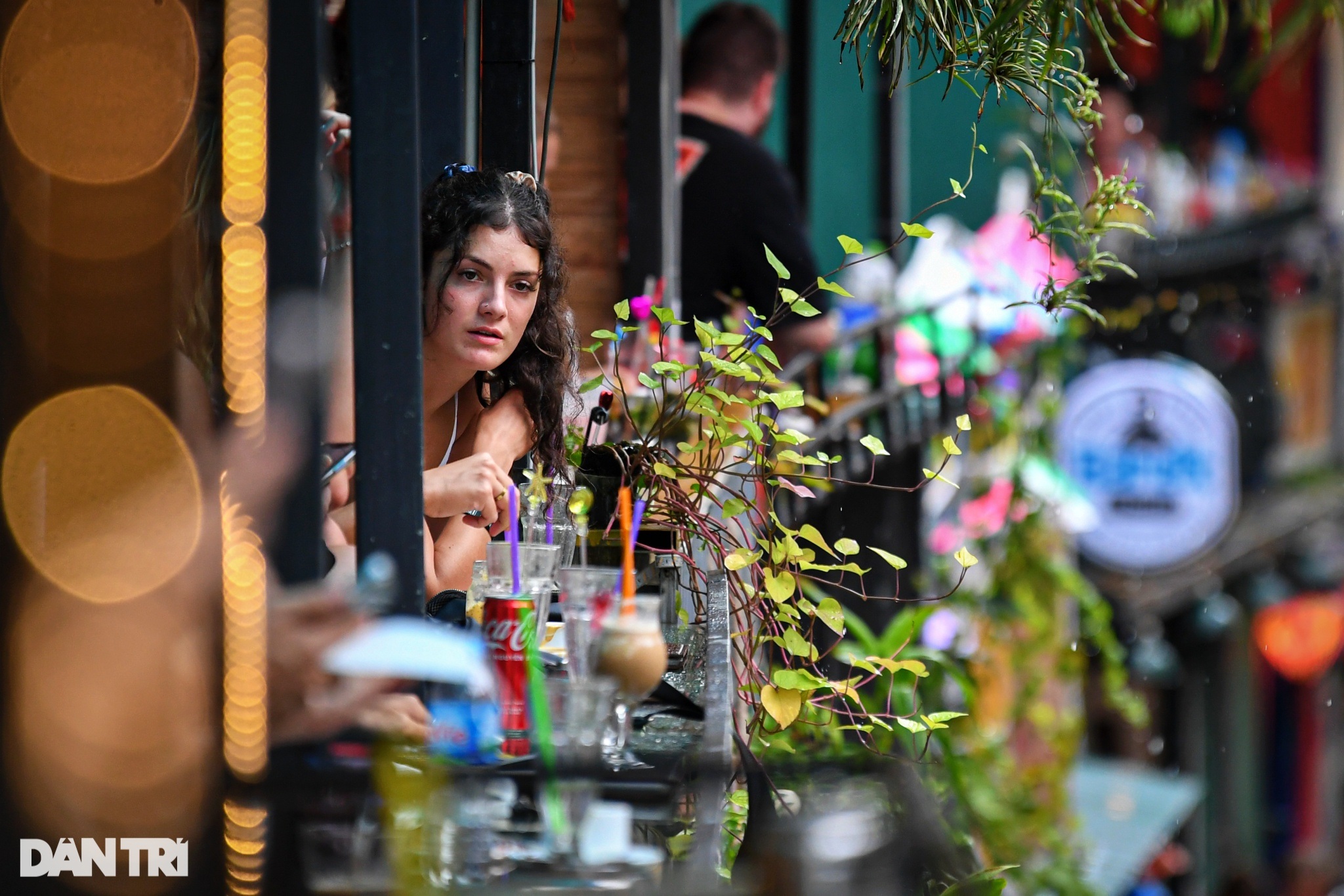 View - Phố cà phê đường tàu ở Hà Nội nhộn nhịp khách Tây, đông kín ngày cuối tuần | Báo Dân trí
