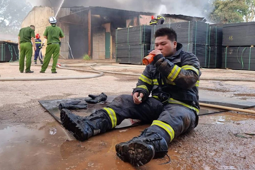 Kho xưởng ở Hà Nội bốc cháy ngùn ngụt, cột khói bốc cao hàng trăm mét - 5