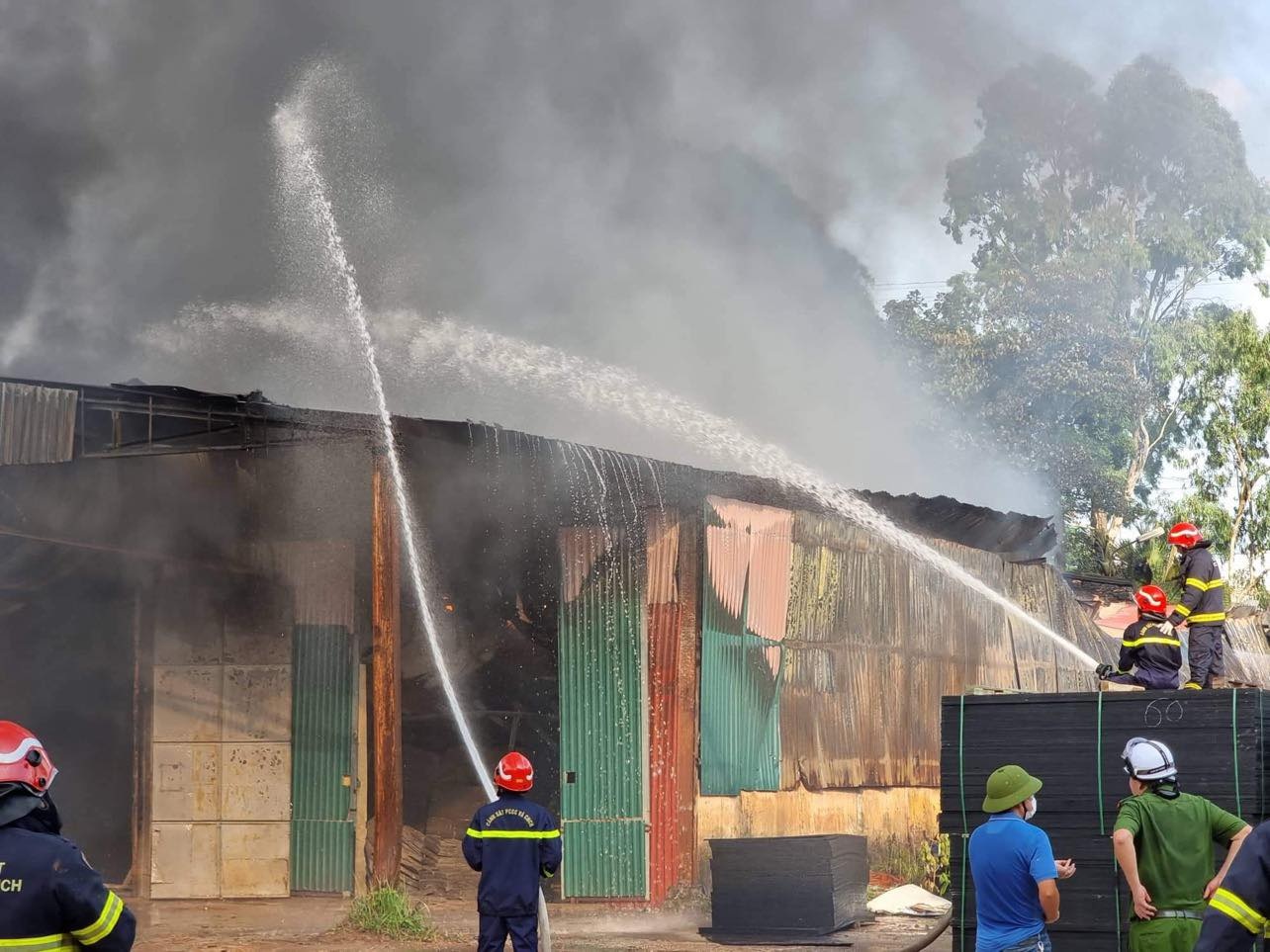 Kho xưởng ở Hà Nội bốc cháy ngùn ngụt, cột khói bốc cao hàng trăm mét - 1