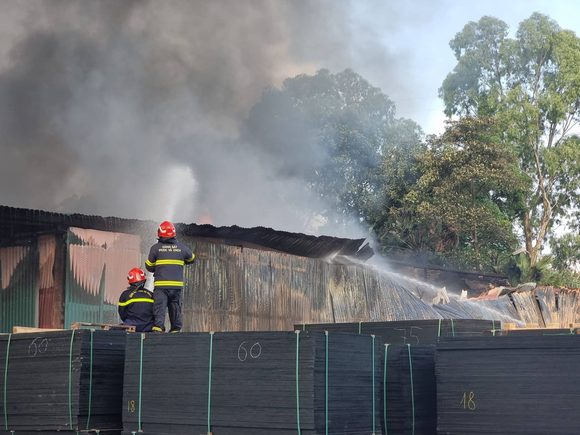 Kho xưởng ở Hà Nội bốc cháy ngùn ngụt, cột khói bốc cao hàng trăm mét - 3