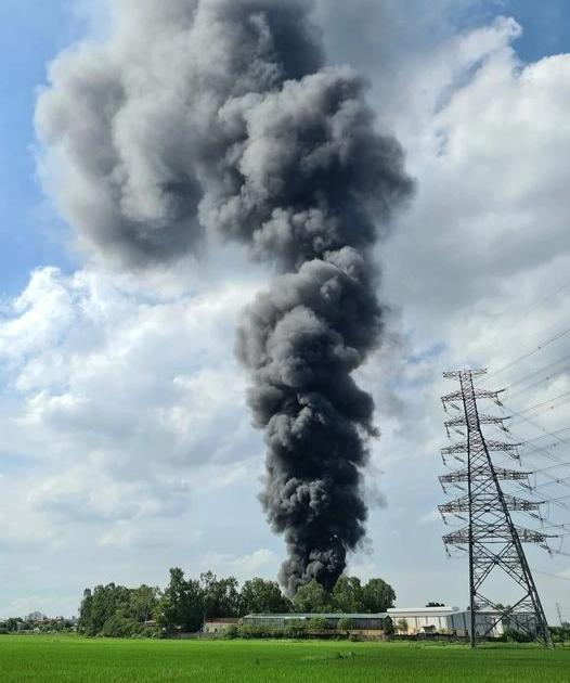 Kho xưởng ở Hà Nội bốc cháy ngùn ngụt, cột khói bốc cao hàng trăm mét - 2