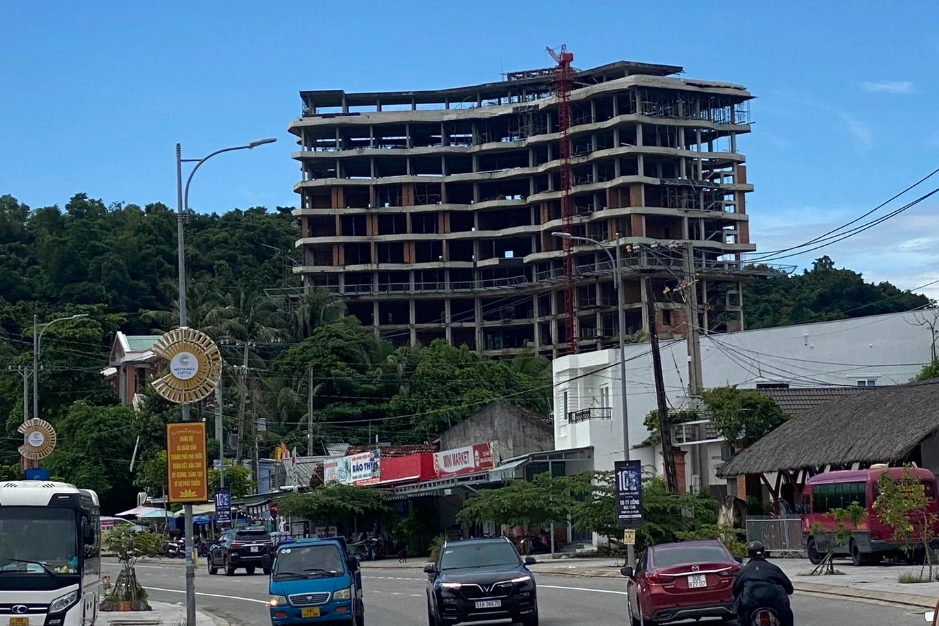 Buộc tháo dỡ khách sạn 12 tầng xây trái phép ở Phú Quốc - 1