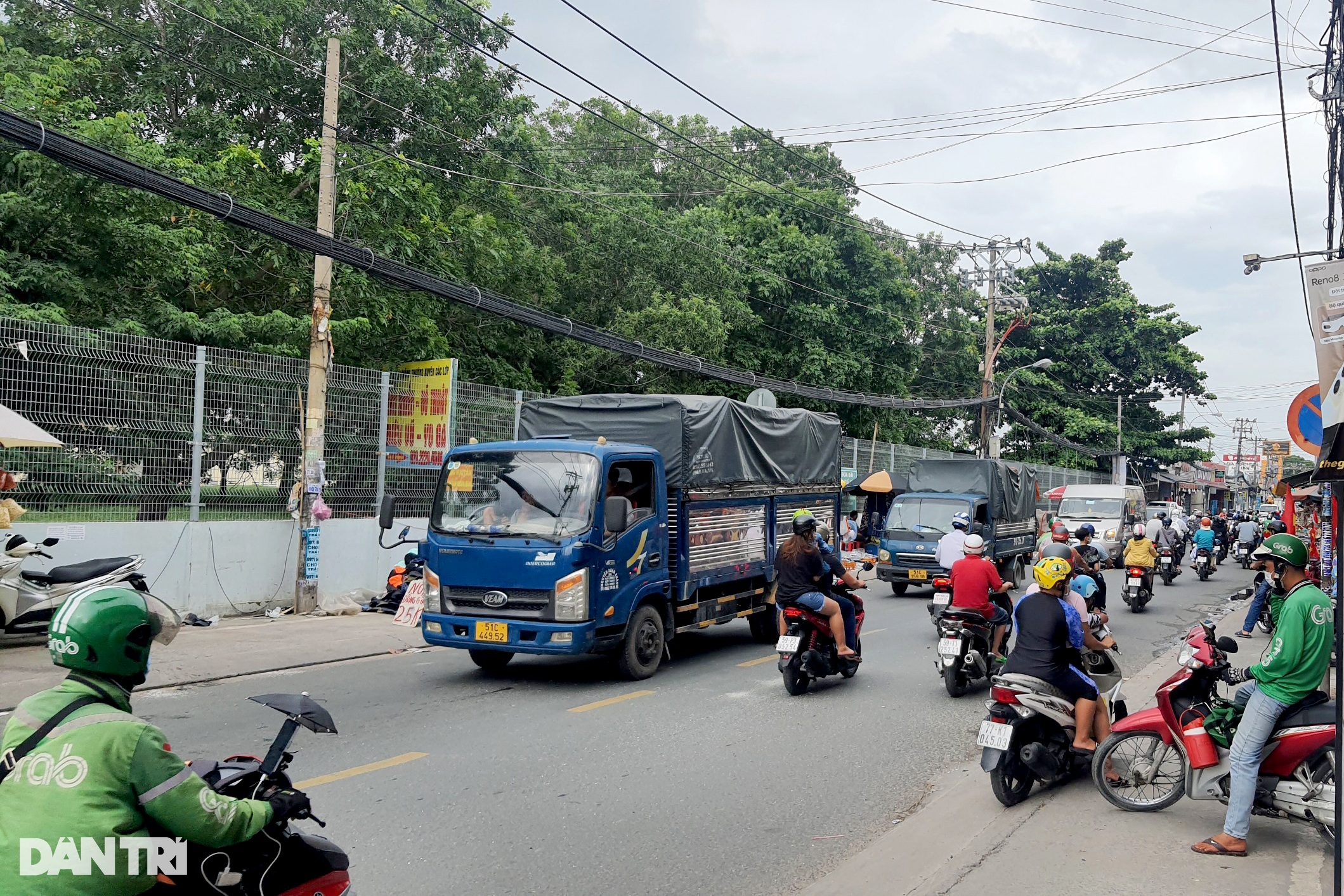 Mâu thuẫn va chạm giao thông, tài xế xe ben cầm mã tấu chém... xe ba gác - 2