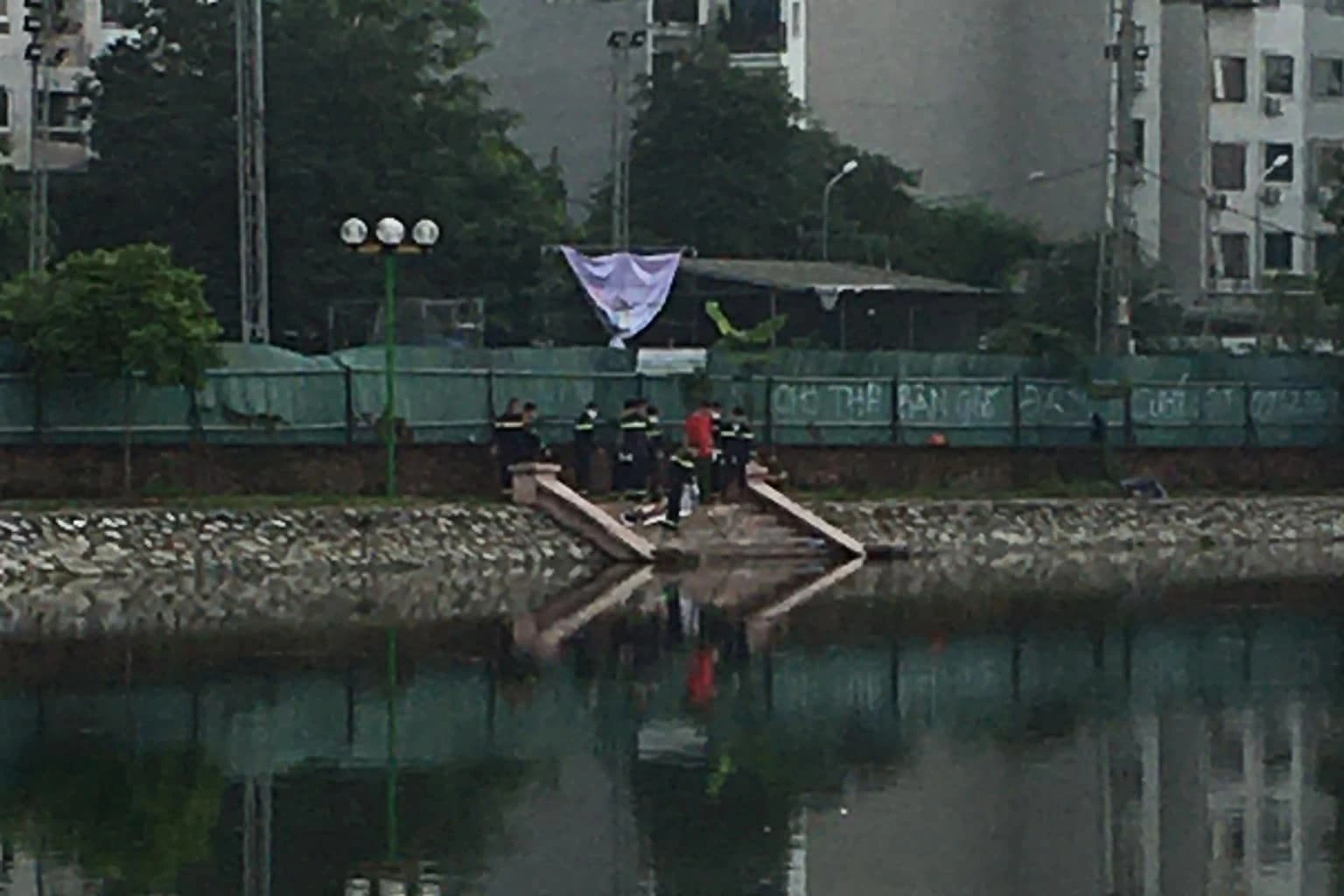Hà Nội: Công an điều tra vụ thanh niên tử vong dưới hồ Đầm Hồng - 1