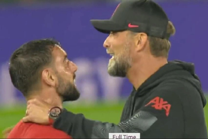 HLV Klopp túm cổ Bruno Fernandes, thất vọng khi Liverpool thua Man Utd - 1