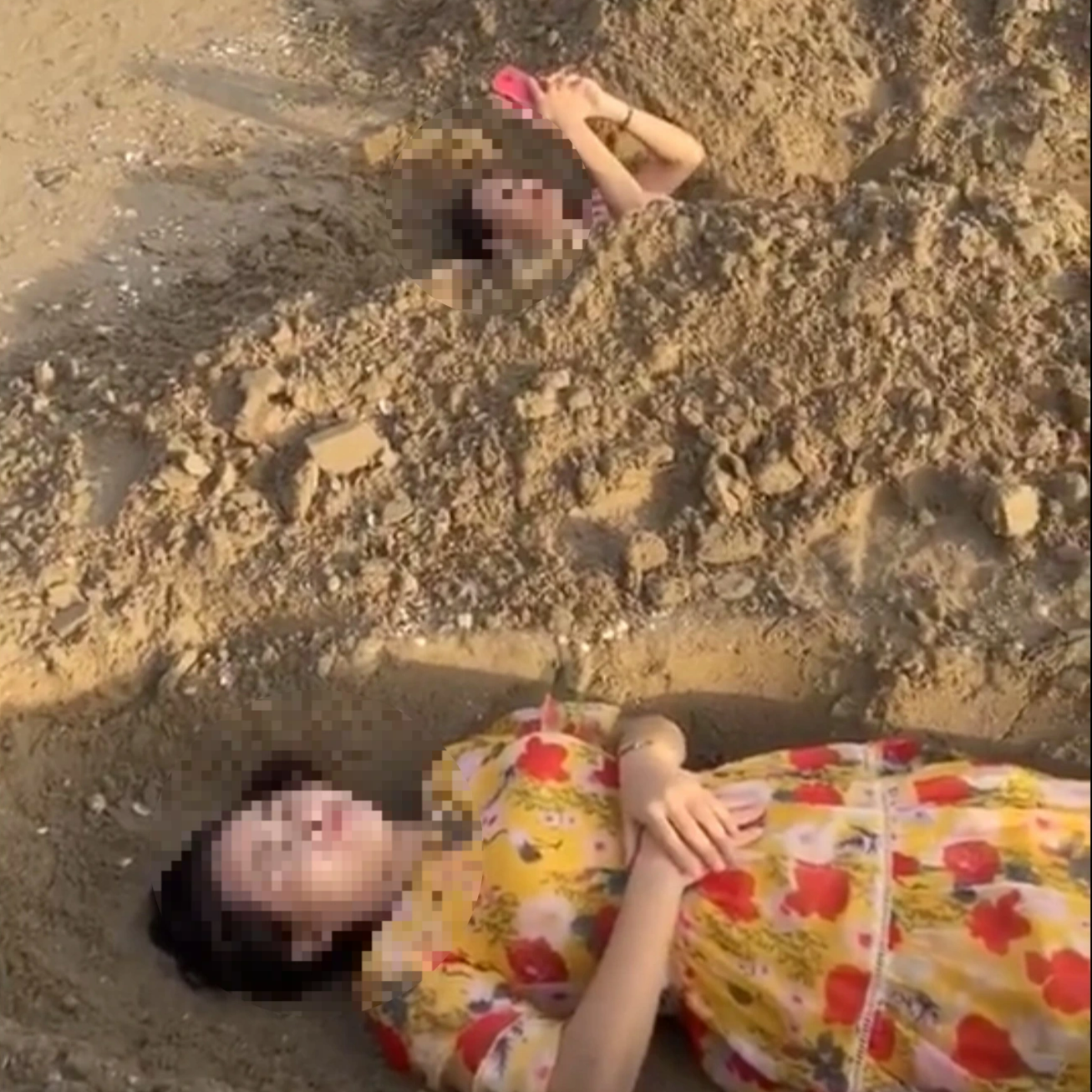Xôn xao nhóm du khách đào hàng chục huyệt mộ rồi nằm xuống để... tắm cát - 3