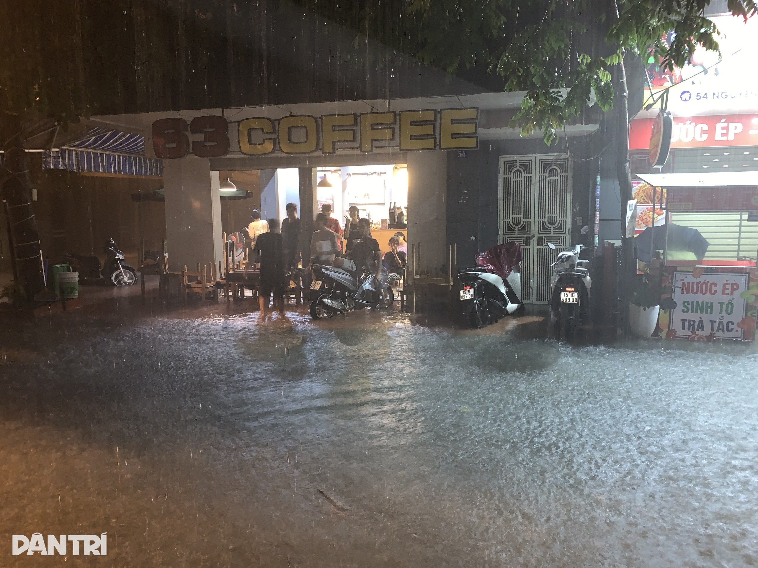 Bão Maon quật đổ nhiều cây xanh ở Quảng Ninh, toàn TP Móng Cái mất điện - 5 Bão Maon quật đổ nhiều cây xanh ở Quảng Ninh, toàn TP Móng Cái mất điện - 5