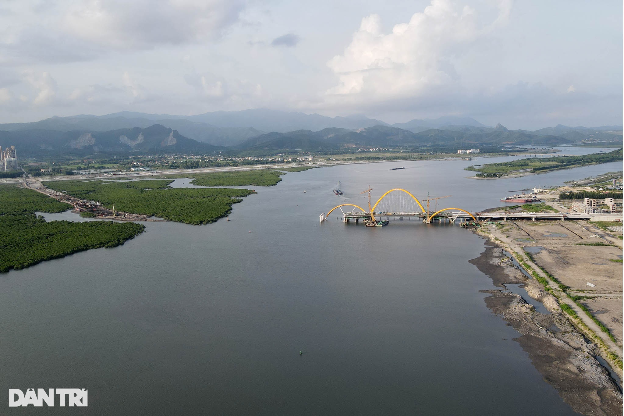 Đại công trường xây dựng cầu Cửa Lục 3 hơn 1.700 tỷ đồng ở Quảng Ninh - 1
