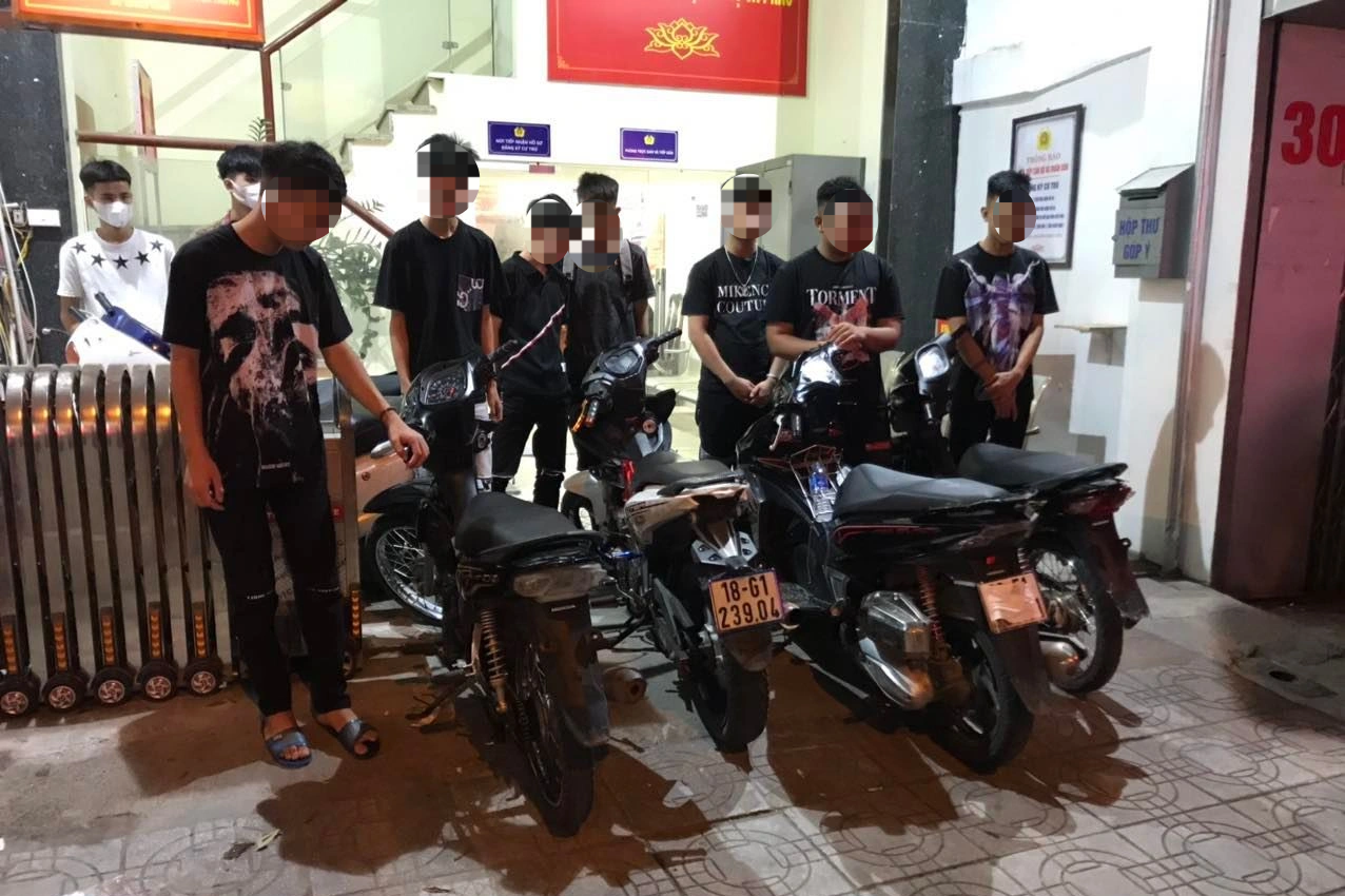 Cảnh sát hóa trang vây bắt nhóm quái xế gây náo loạn đường phố Hà Nội - 1