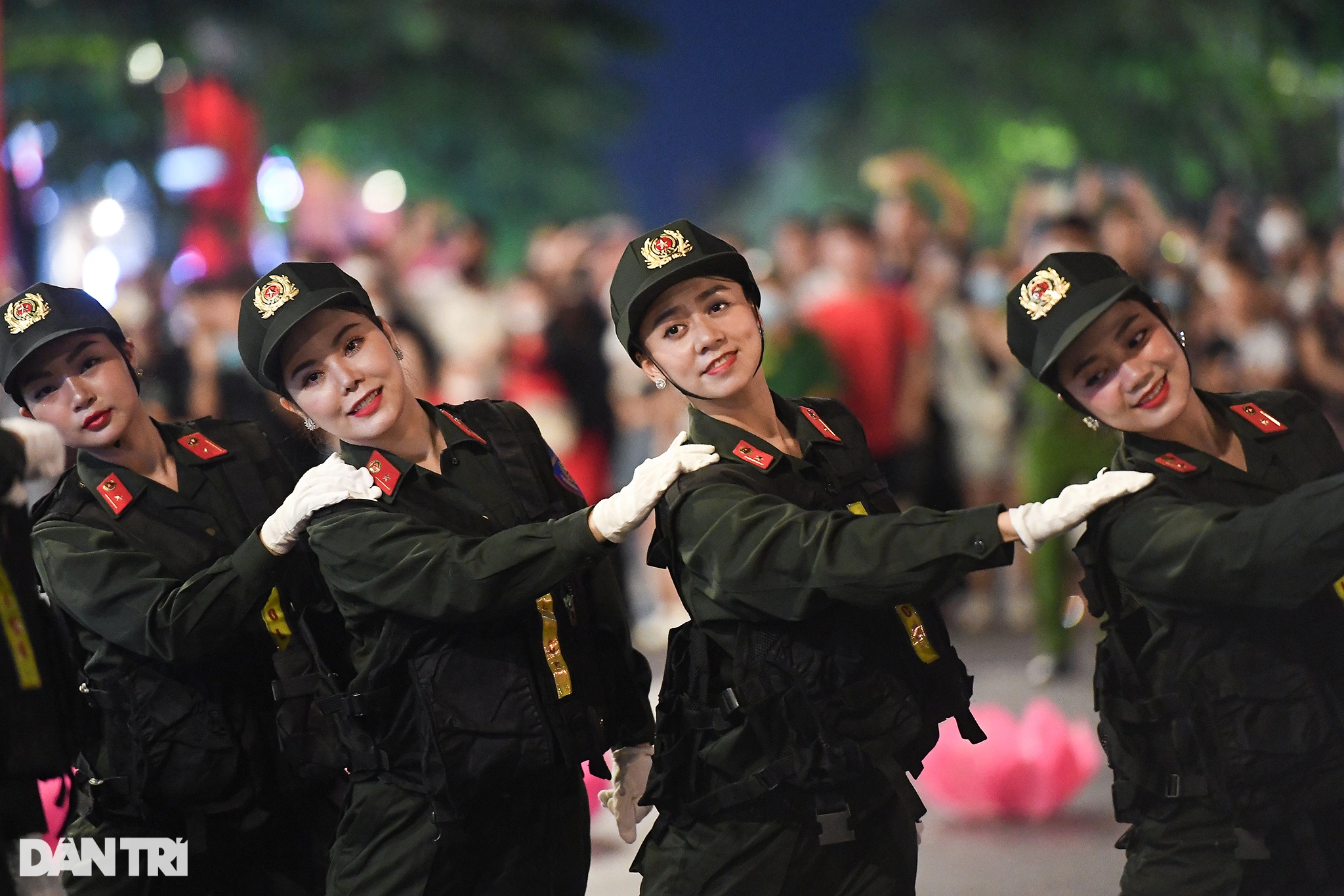 Khoảnh khắc ấn tượng trong đêm trình diễn nhạc kèn CAND trên phố Nguyễn Huệ - 12