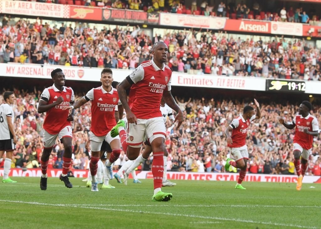 Arsenal nối dài mạch toàn thắng, xây chắc ngôi đầu Premier League - 2