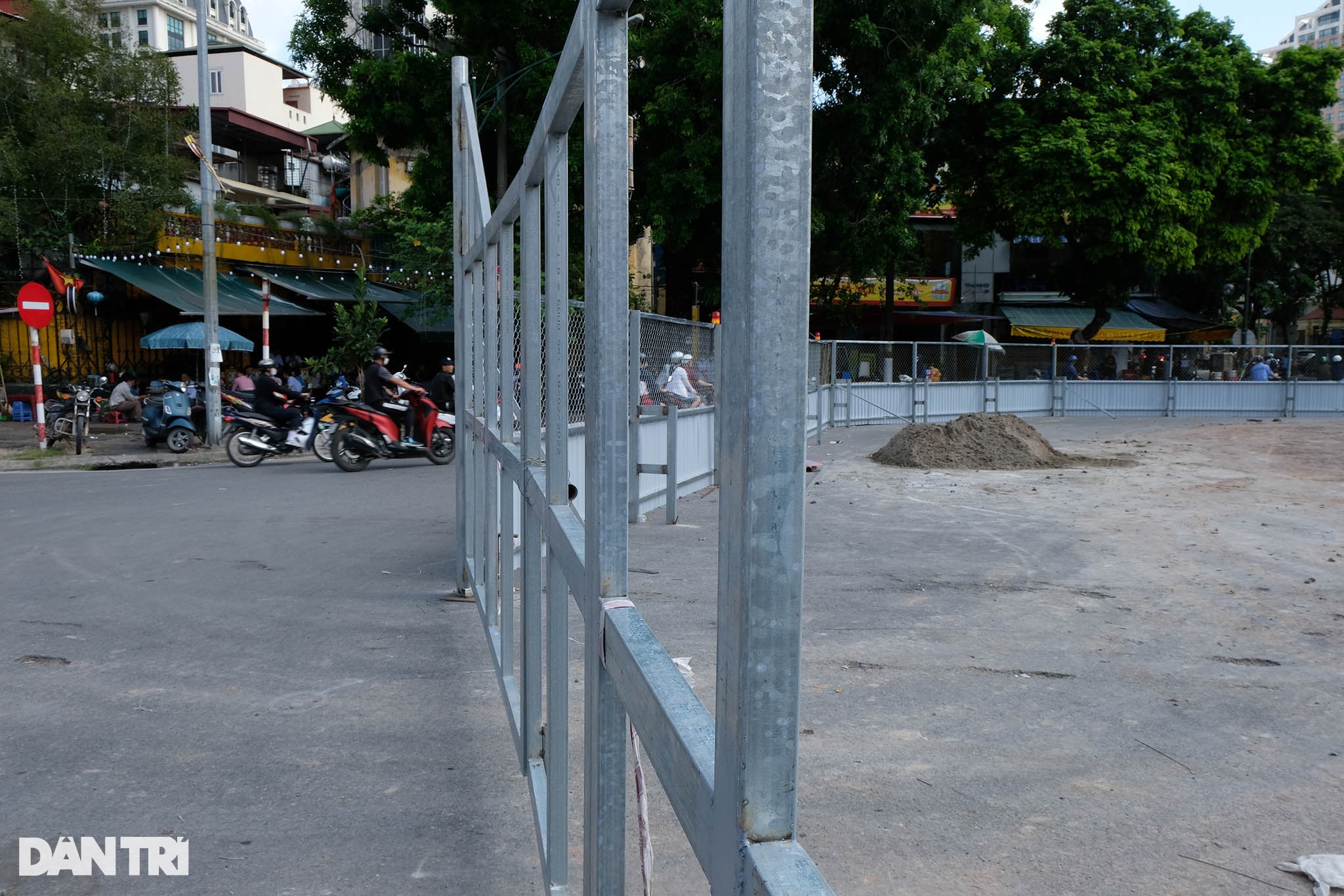 Cận cảnh rào chắn đường Trần Hưng Đạo phục vụ thi công ga ngầm S12 ở Hà Nội - 3