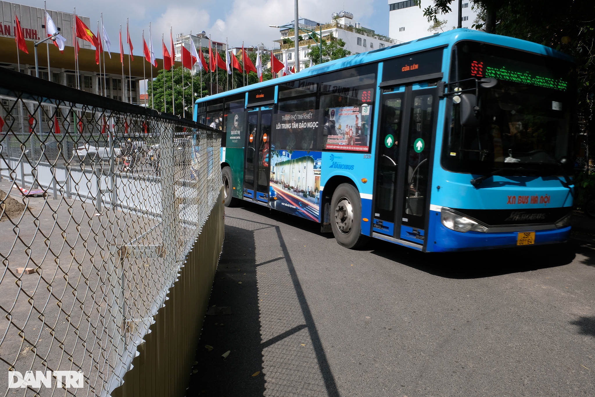 Cận cảnh rào chắn đường Trần Hưng Đạo phục vụ thi công ga ngầm S12 ở Hà Nội - 7