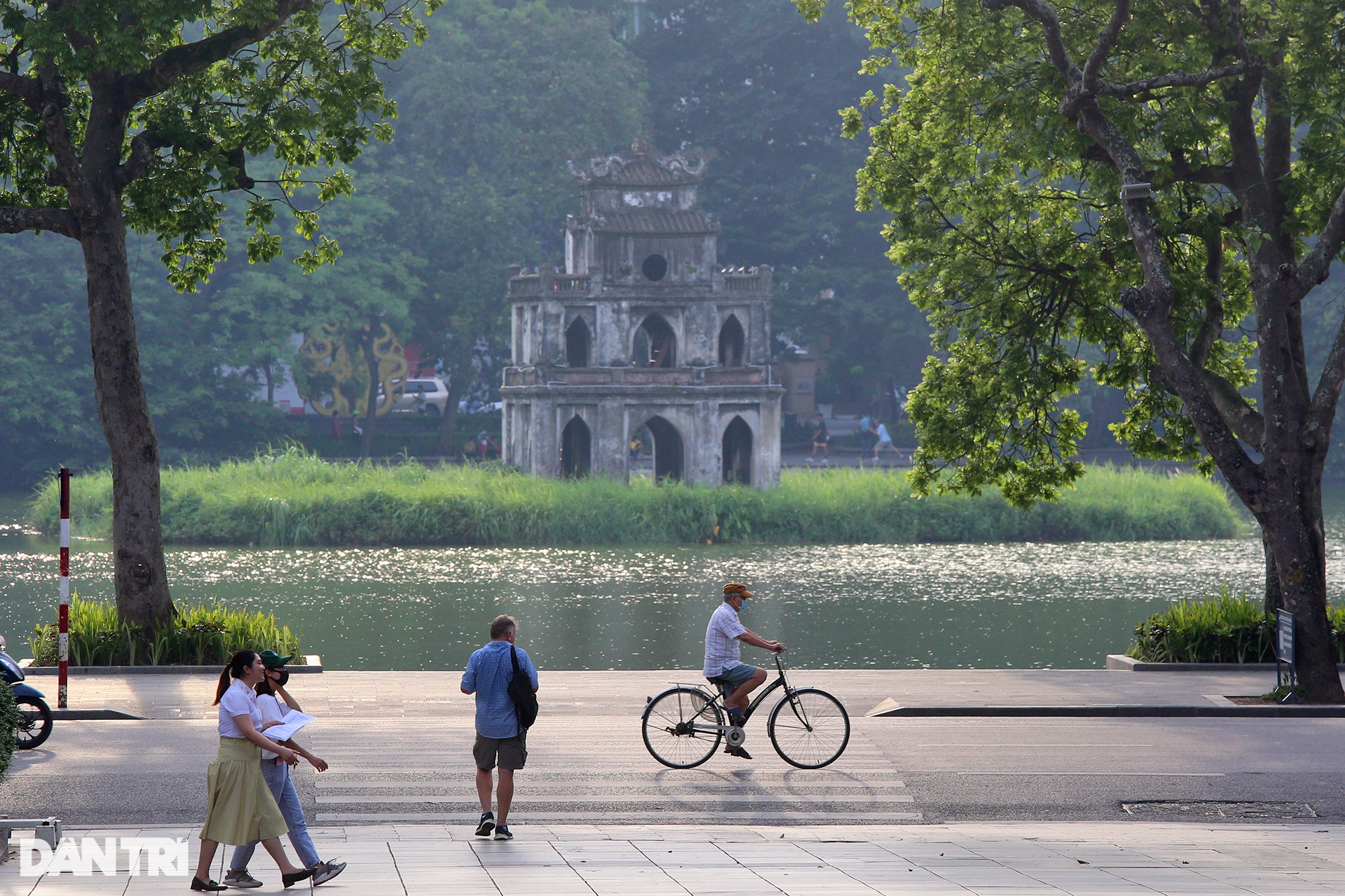 Tận hưởng kỳ nghỉ, người dân thảnh thơi đạp xe dạo khắp Hà Nội - 16