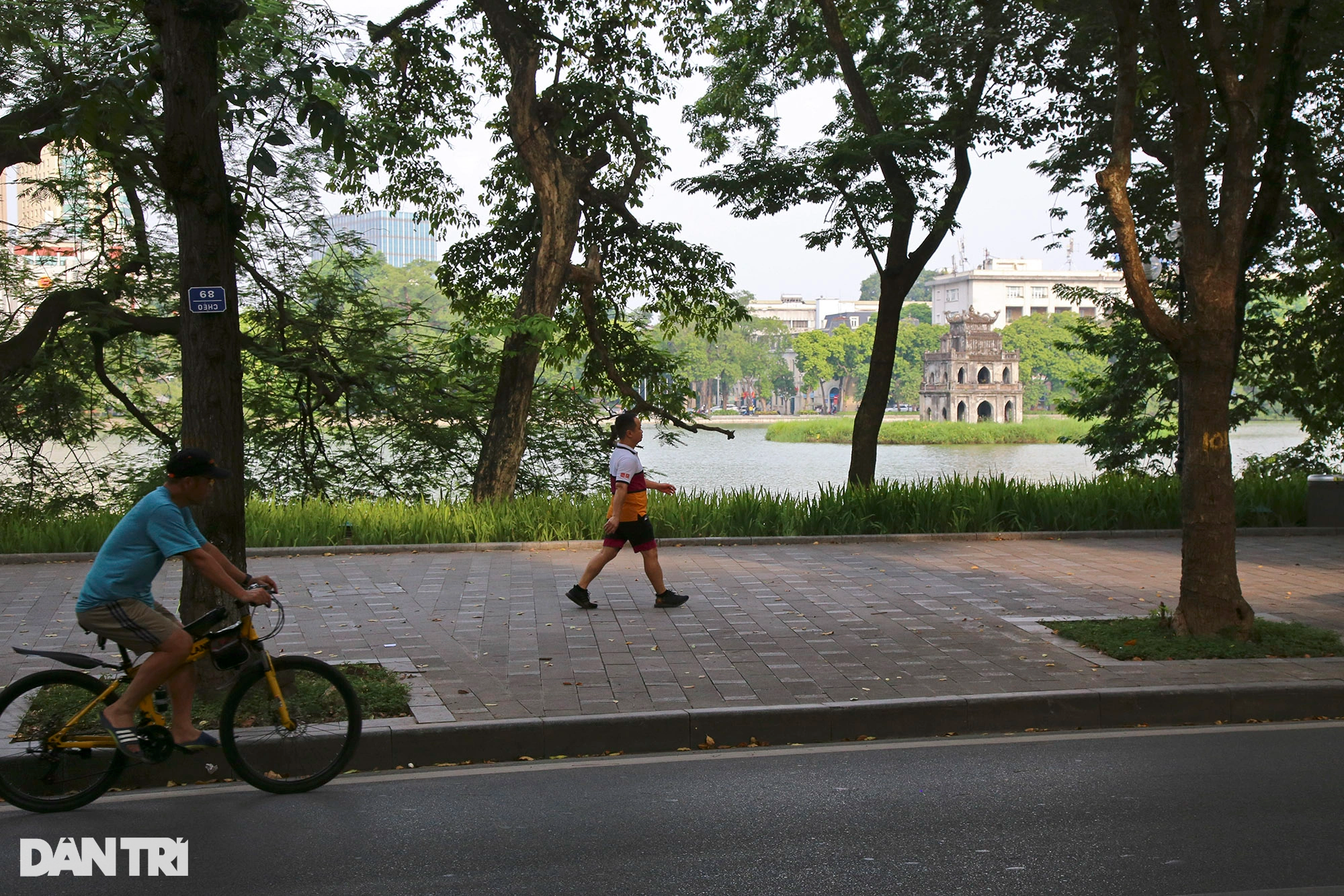 Tận hưởng kỳ nghỉ, người dân thảnh thơi đạp xe dạo khắp Hà Nội - 15