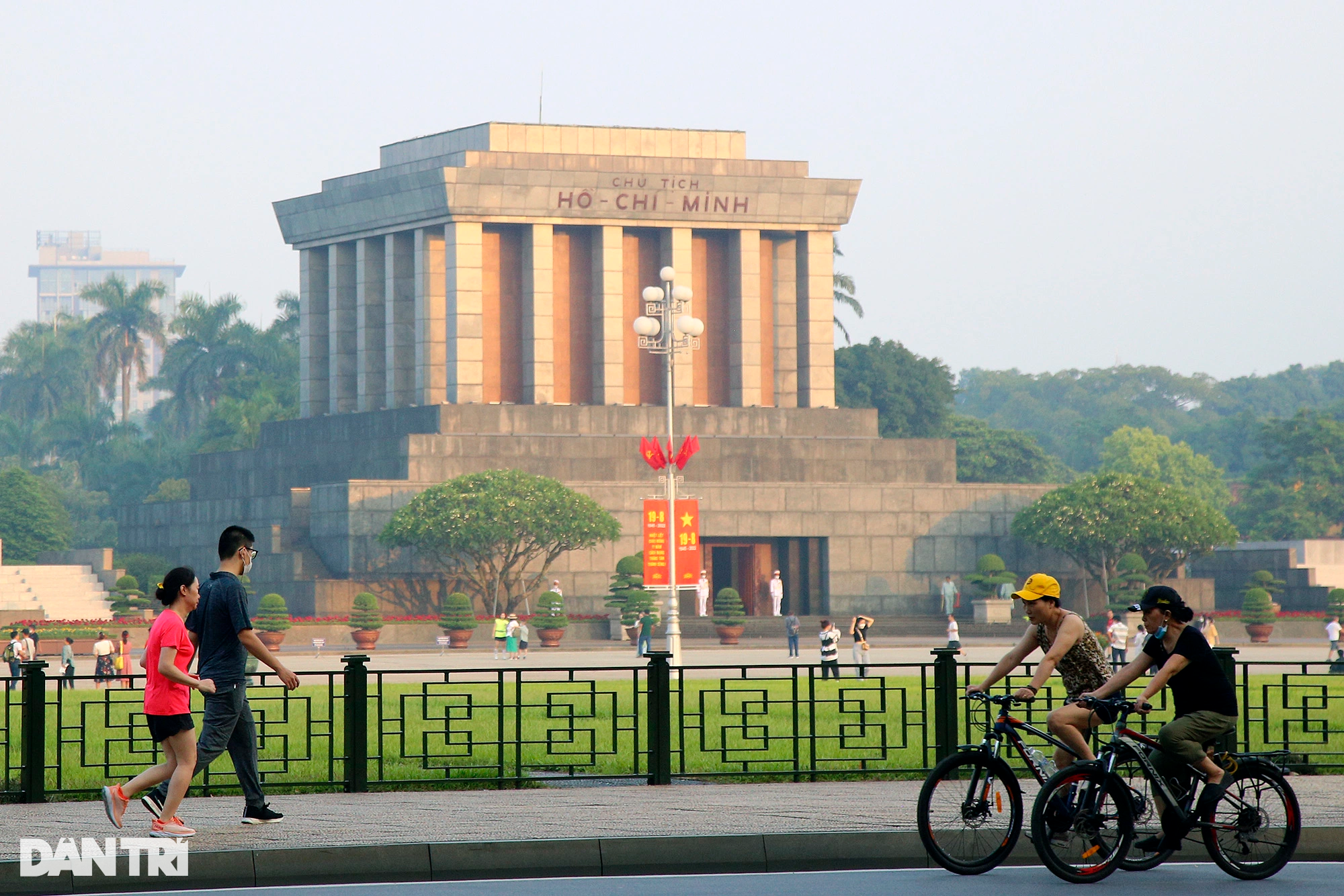 Tận hưởng kỳ nghỉ, người dân thảnh thơi đạp xe dạo khắp Hà Nội - 2