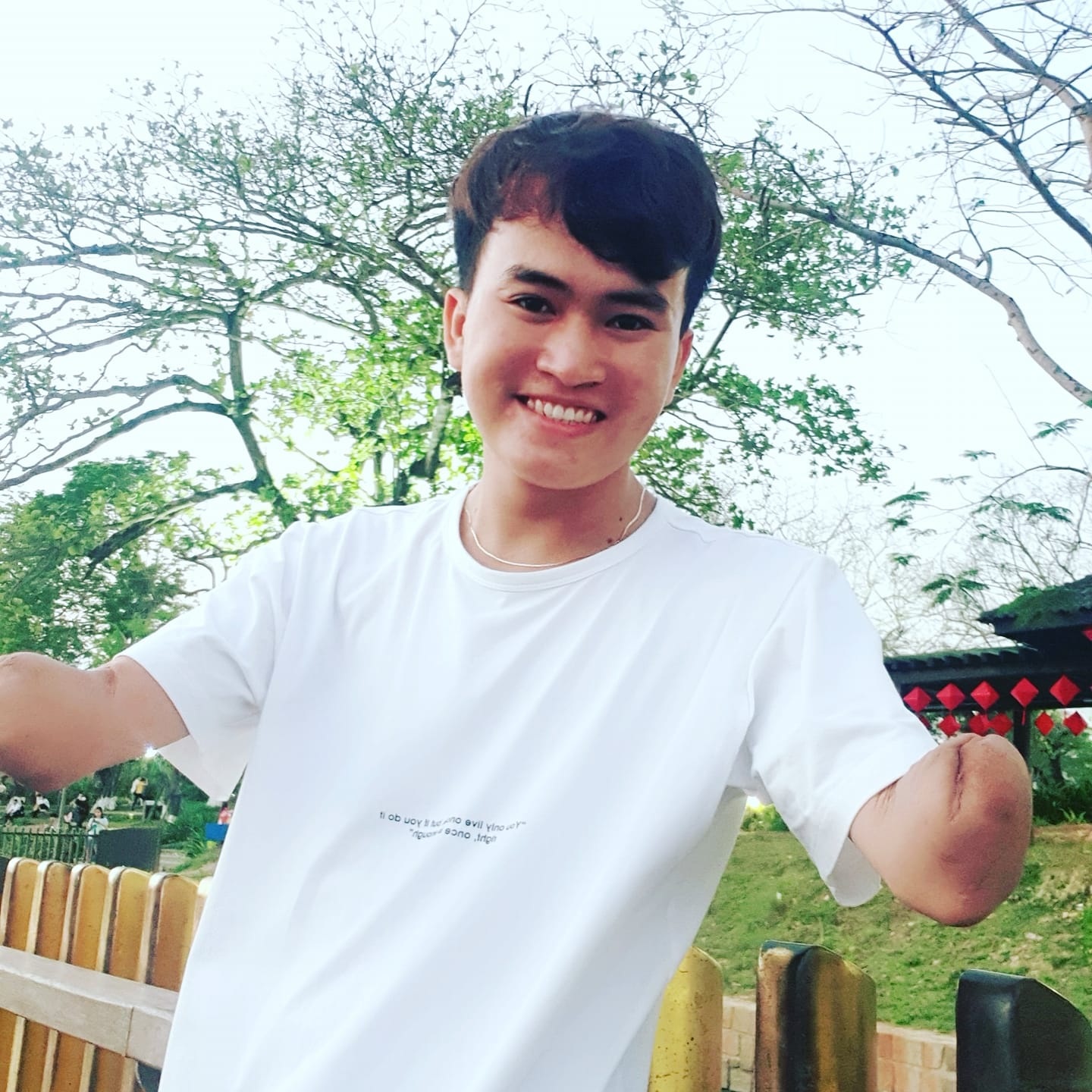 Chàng thợ hàn mất hai tay tìm ra đường sống sau lần tự xúc được cơm
